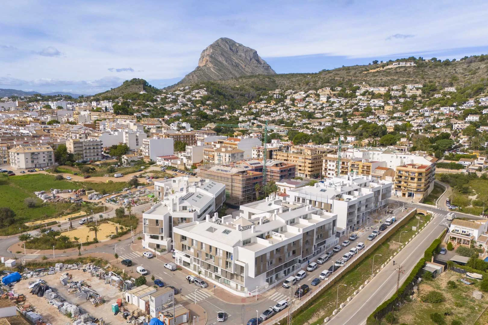 Nieuwe woning met een onverbeterlijke ligging tussen het dorp en de haven in Jávea.