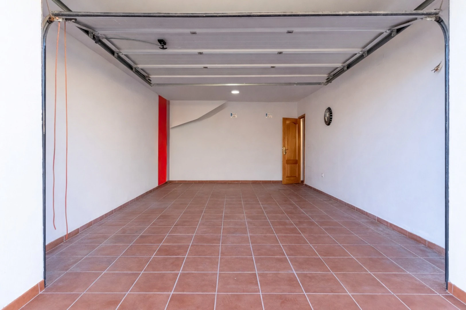 Adosado con una gran terraza con orientación Sur y piscina