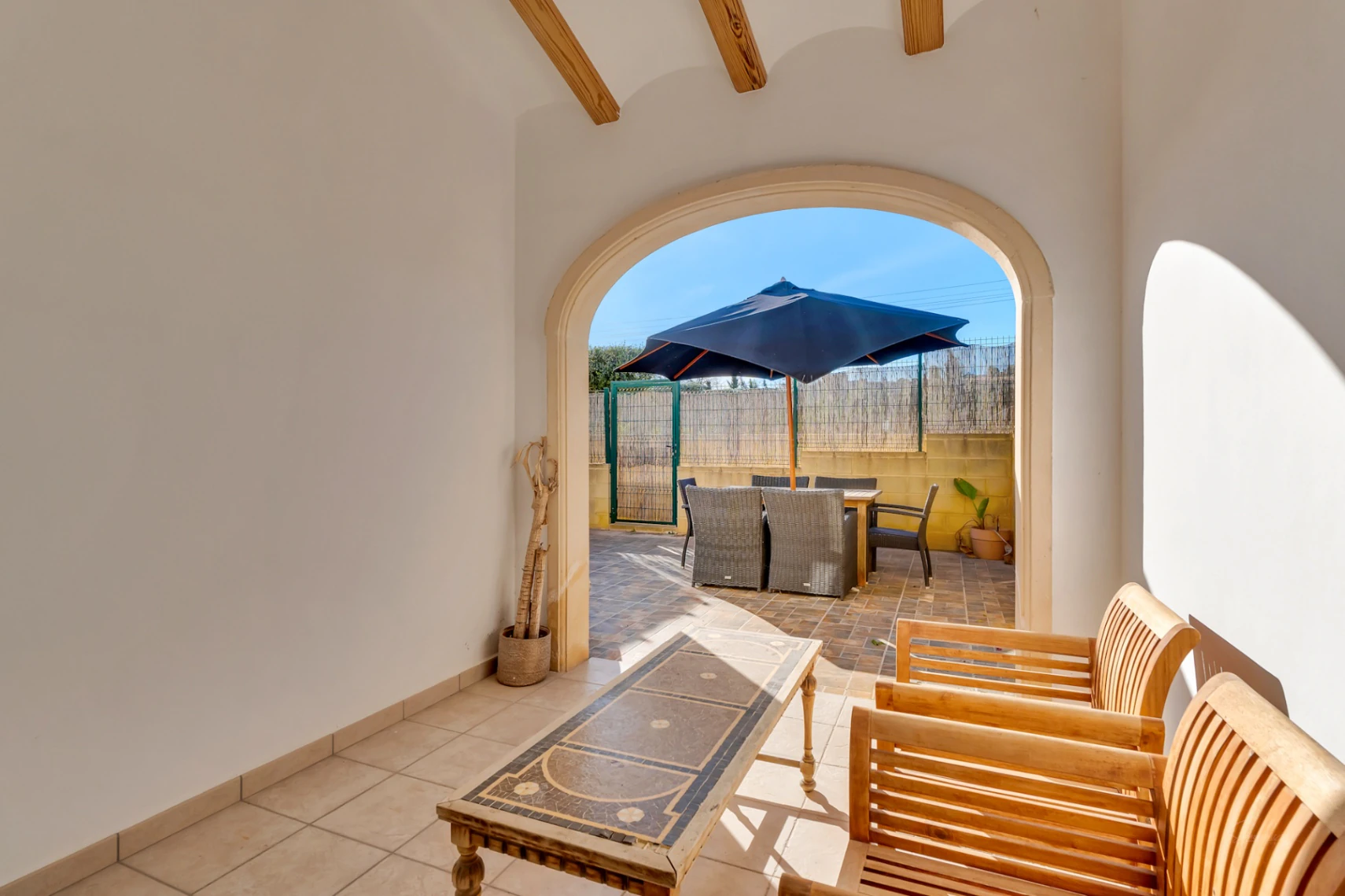 Adosado con una gran terraza con orientación Sur y piscina