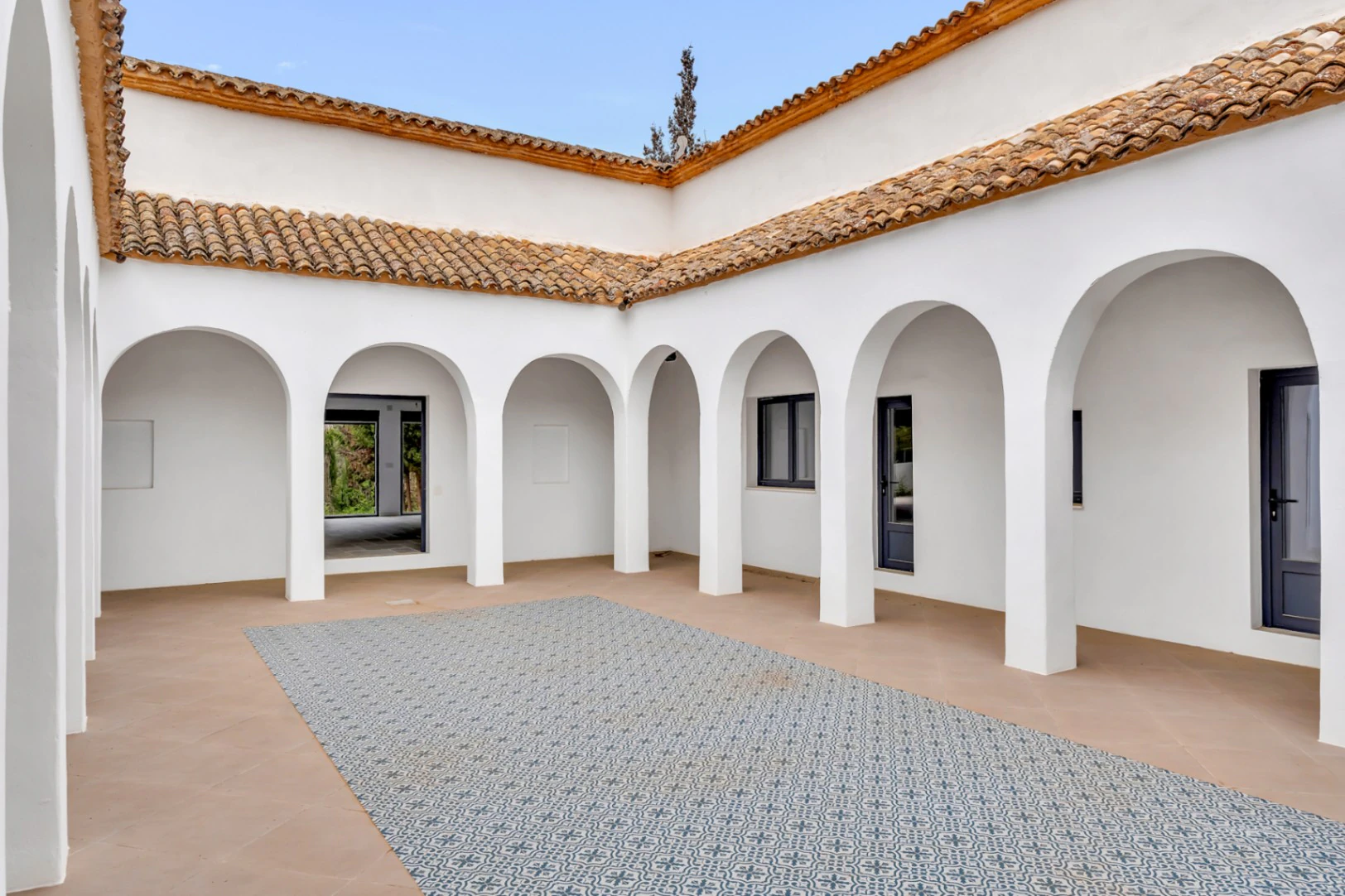 Bonita finca de estilo Andaluz construida en una gran parcela
