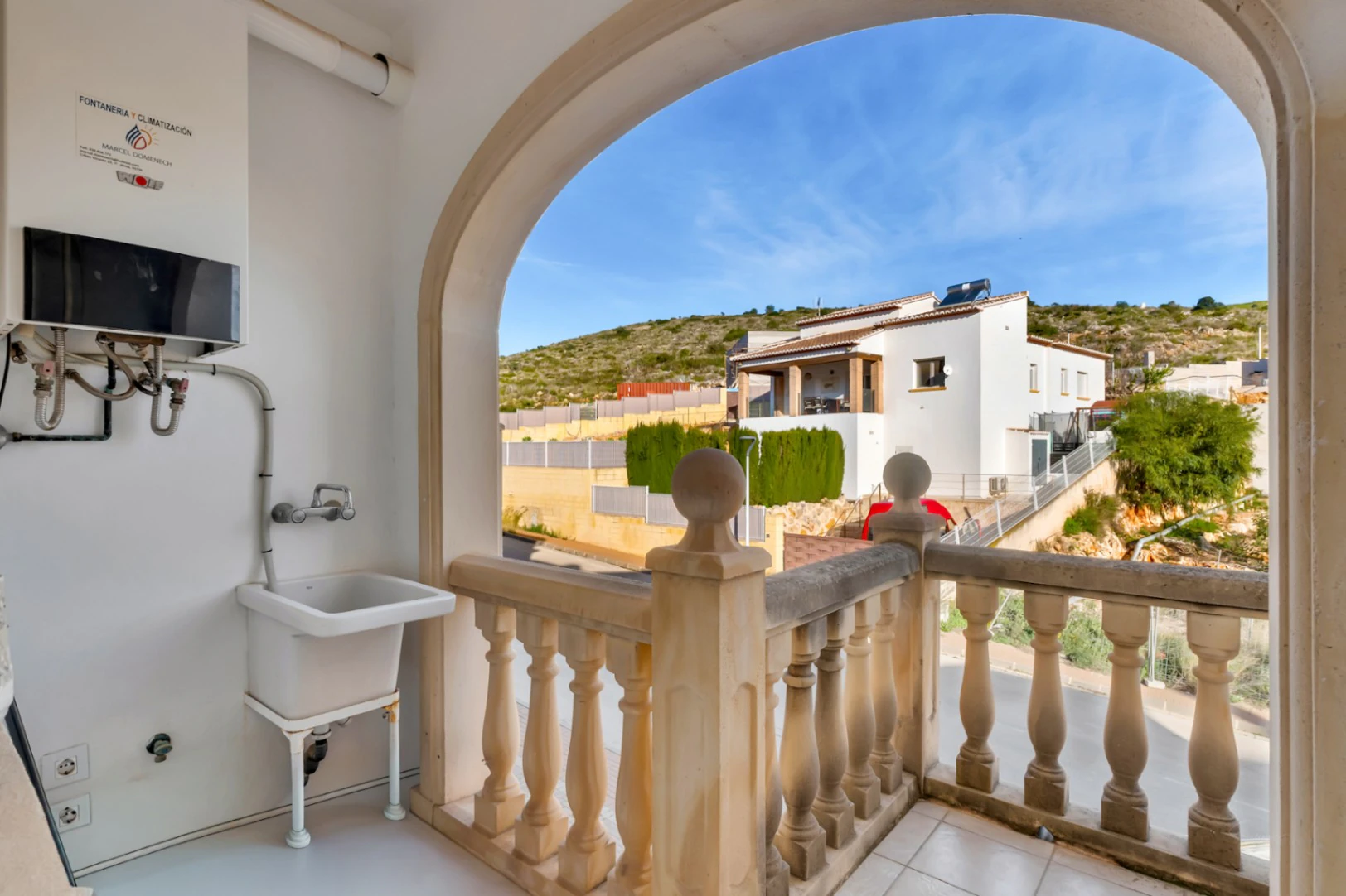 Adosado con una gran terraza con orientación Sur y piscina