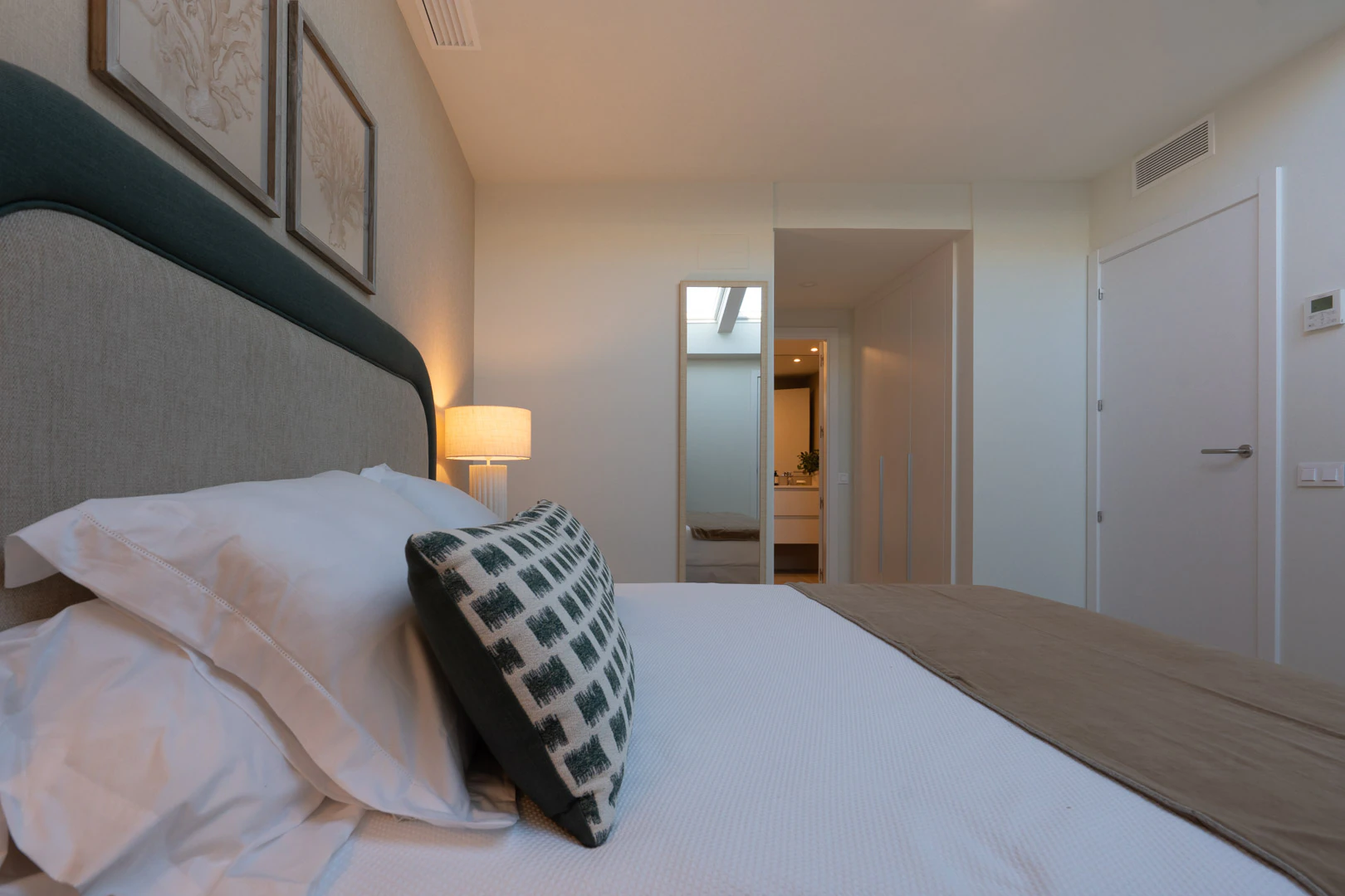 Nieuwe woning met een onverbeterlijke ligging tussen het dorp en de haven in Jávea.
