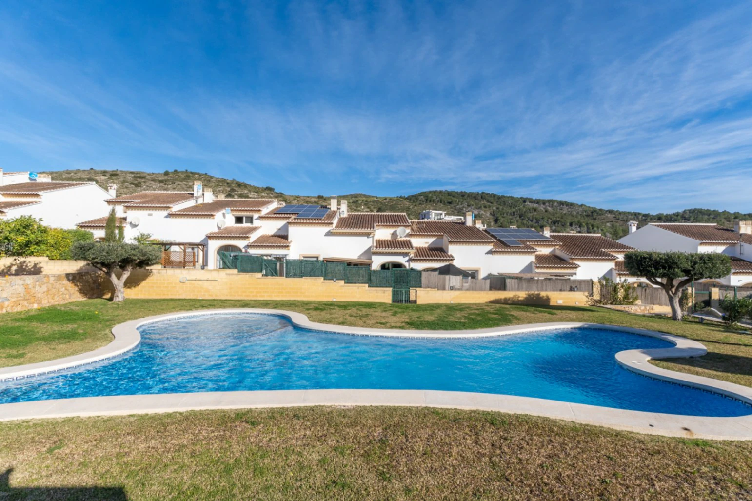 Adosado con una gran terraza con orientación Sur y piscina