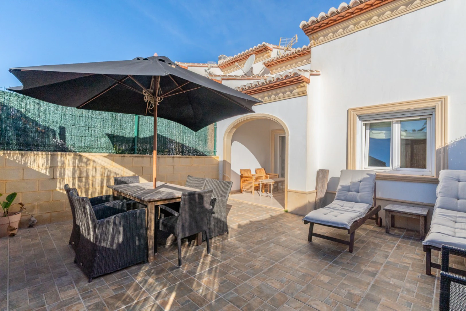 Adosado con una gran terraza con orientación Sur y piscina