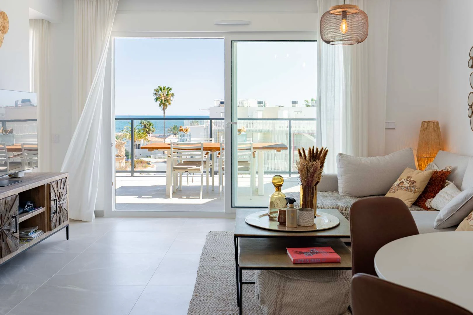 Fantástico ático moderno en primera línea de playa en venta en Denia