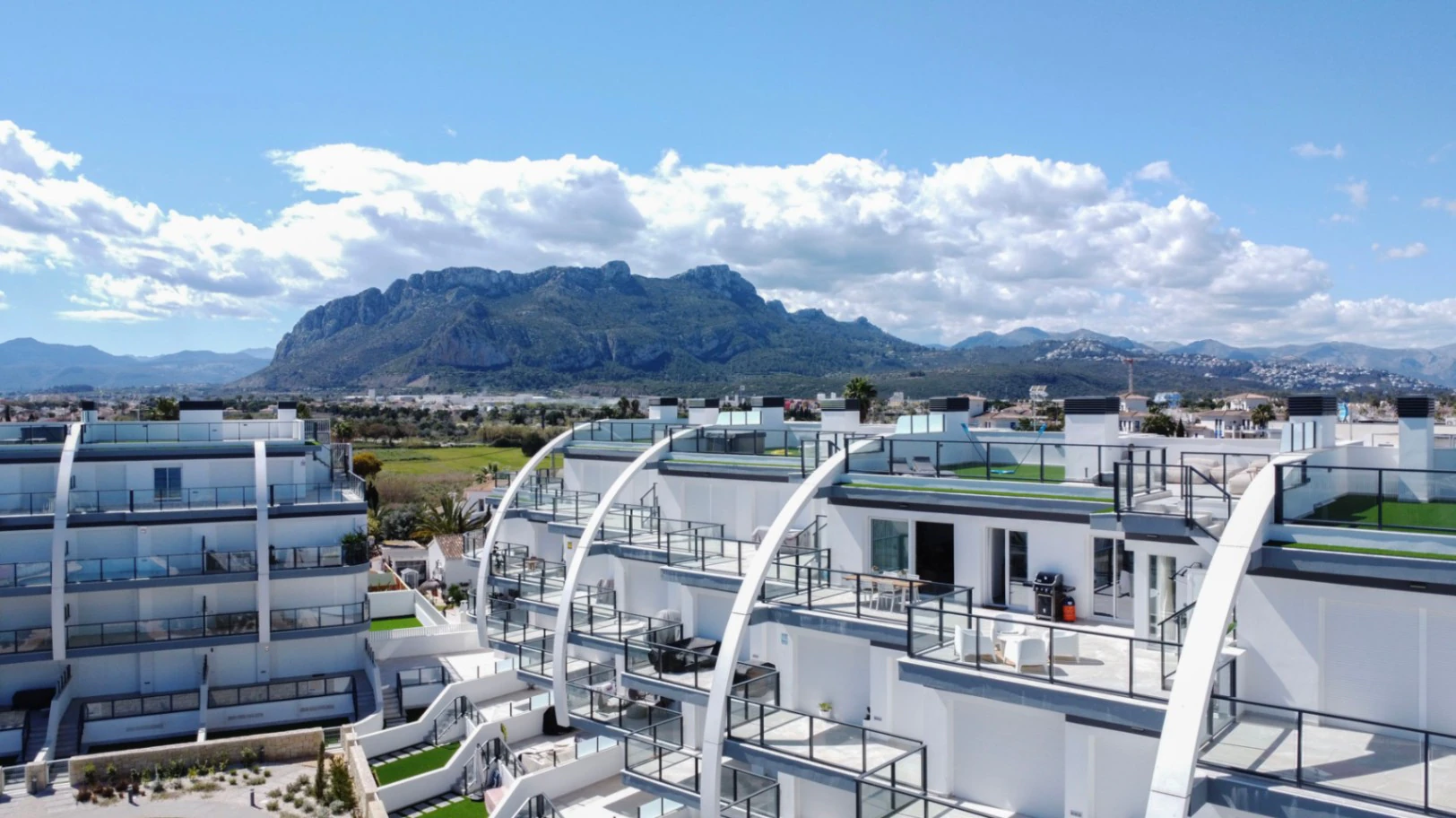 Fantástico ático moderno en primera línea de playa en venta en Denia