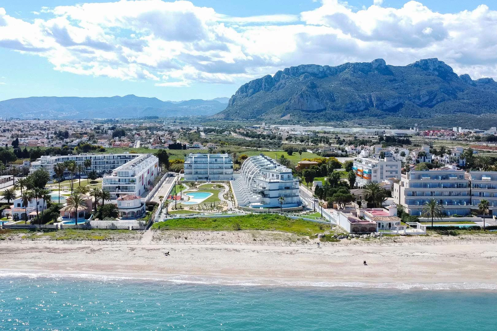 Fantástico ático moderno en primera línea de playa en venta en Denia