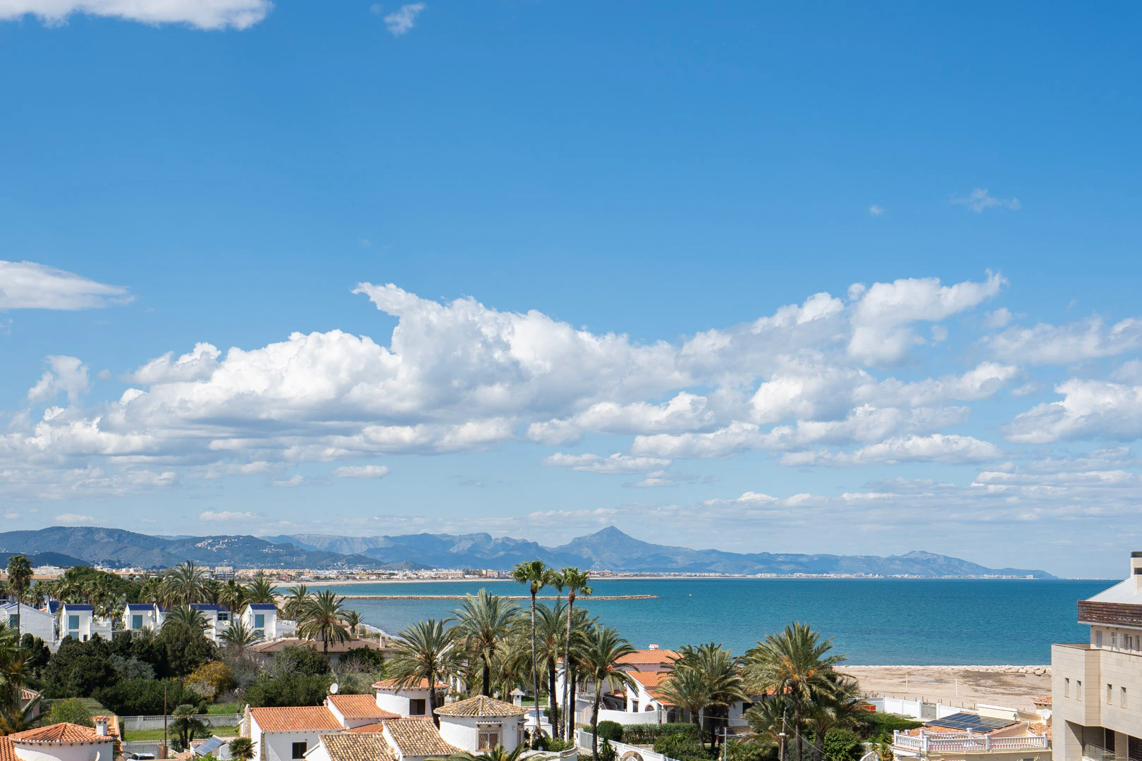 Fantástico ático moderno en primera línea de playa en venta en Denia