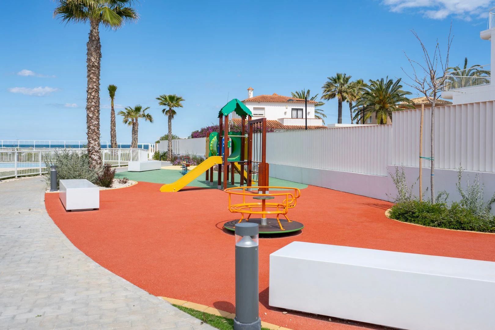 Fantástico ático moderno en primera línea de playa en venta en Denia