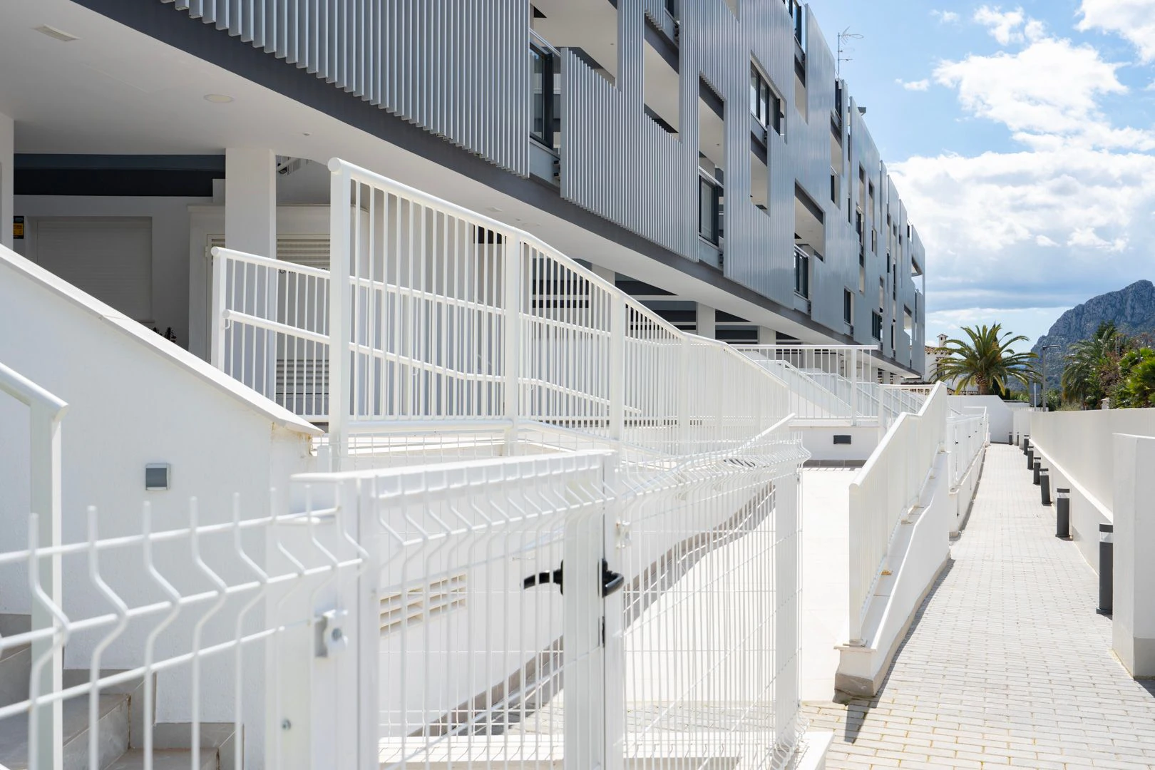 Fantástico ático moderno en primera línea de playa en venta en Denia