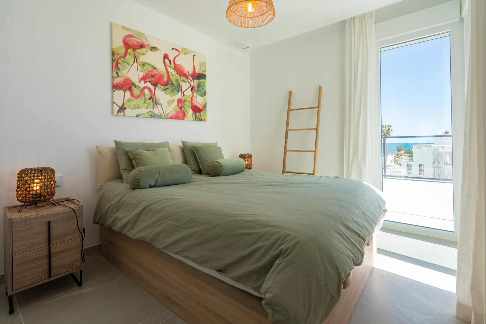 Fantástico ático moderno en primera línea de playa en venta en Denia