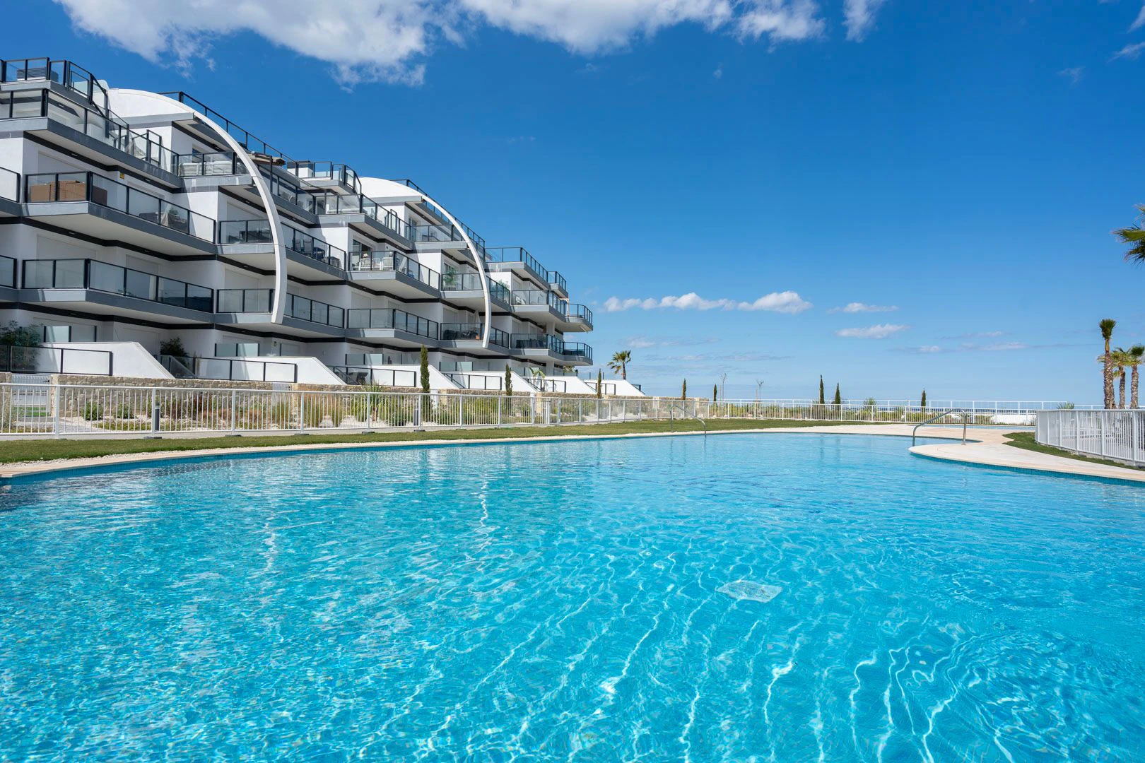 Fantástico ático moderno en primera línea de playa en venta en Denia