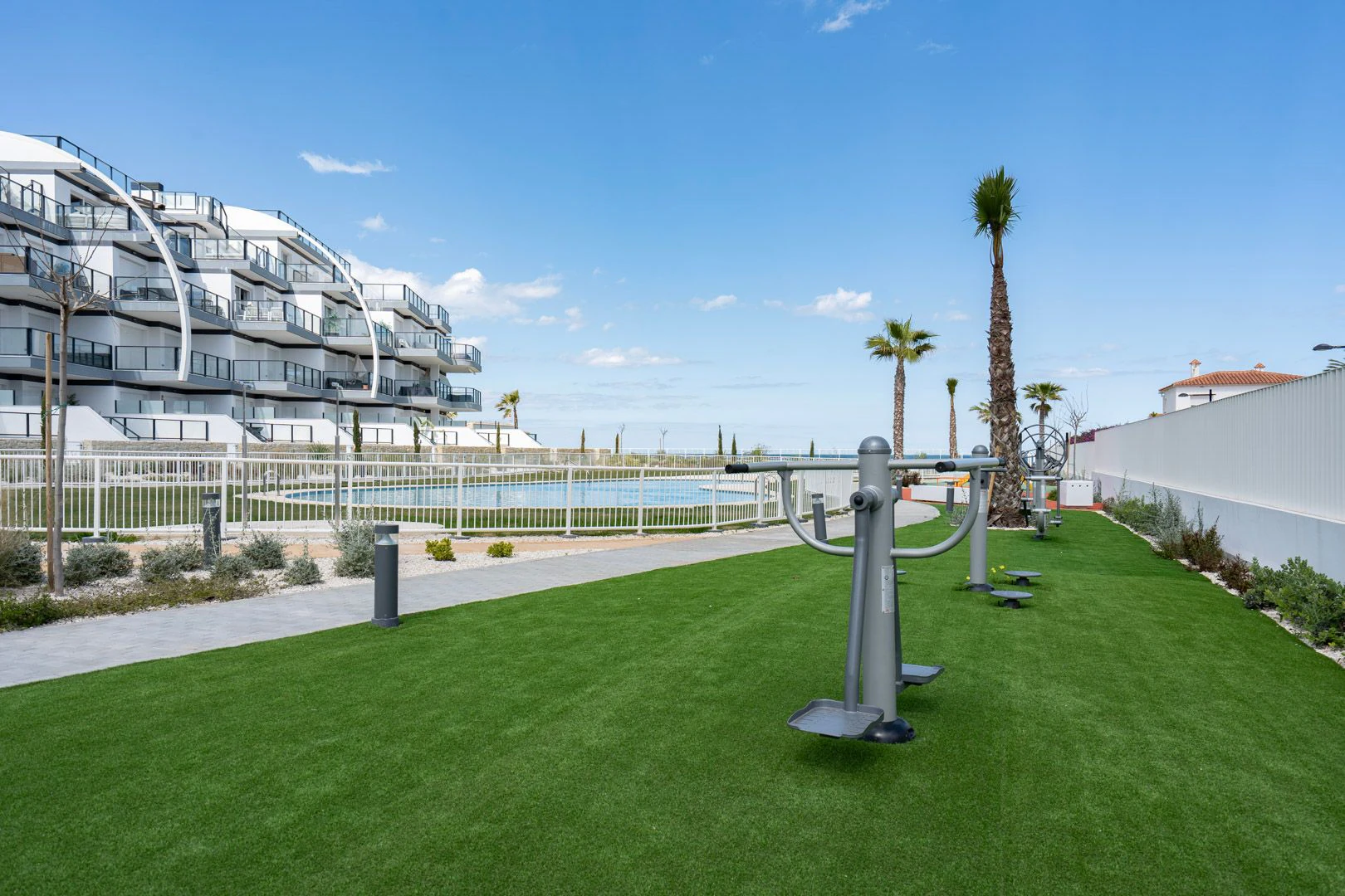 Fantástico ático moderno en primera línea de playa en venta en Denia