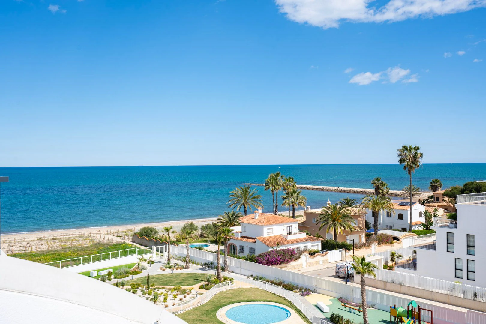Fantástico ático moderno en primera línea de playa en venta en Denia