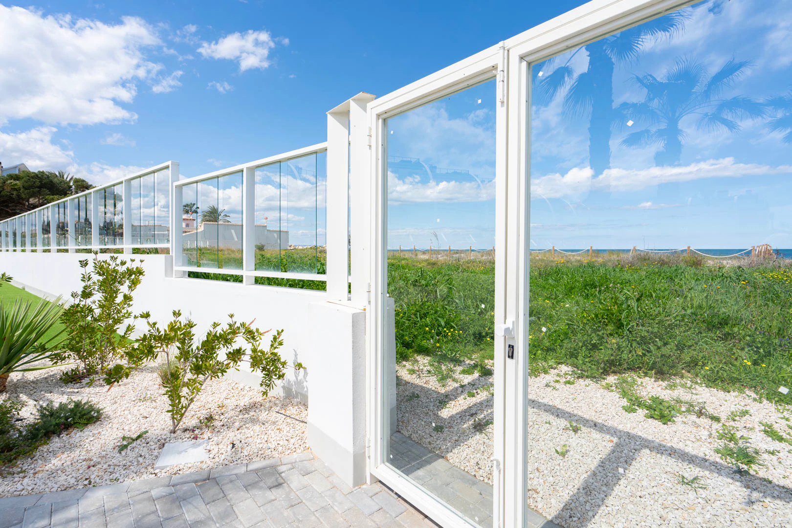 Fantástico ático moderno en primera línea de playa en venta en Denia