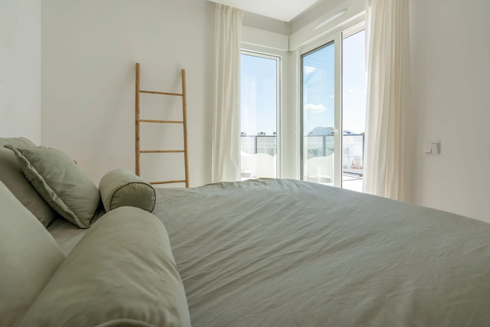 Fantástico ático moderno en primera línea de playa en venta en Denia