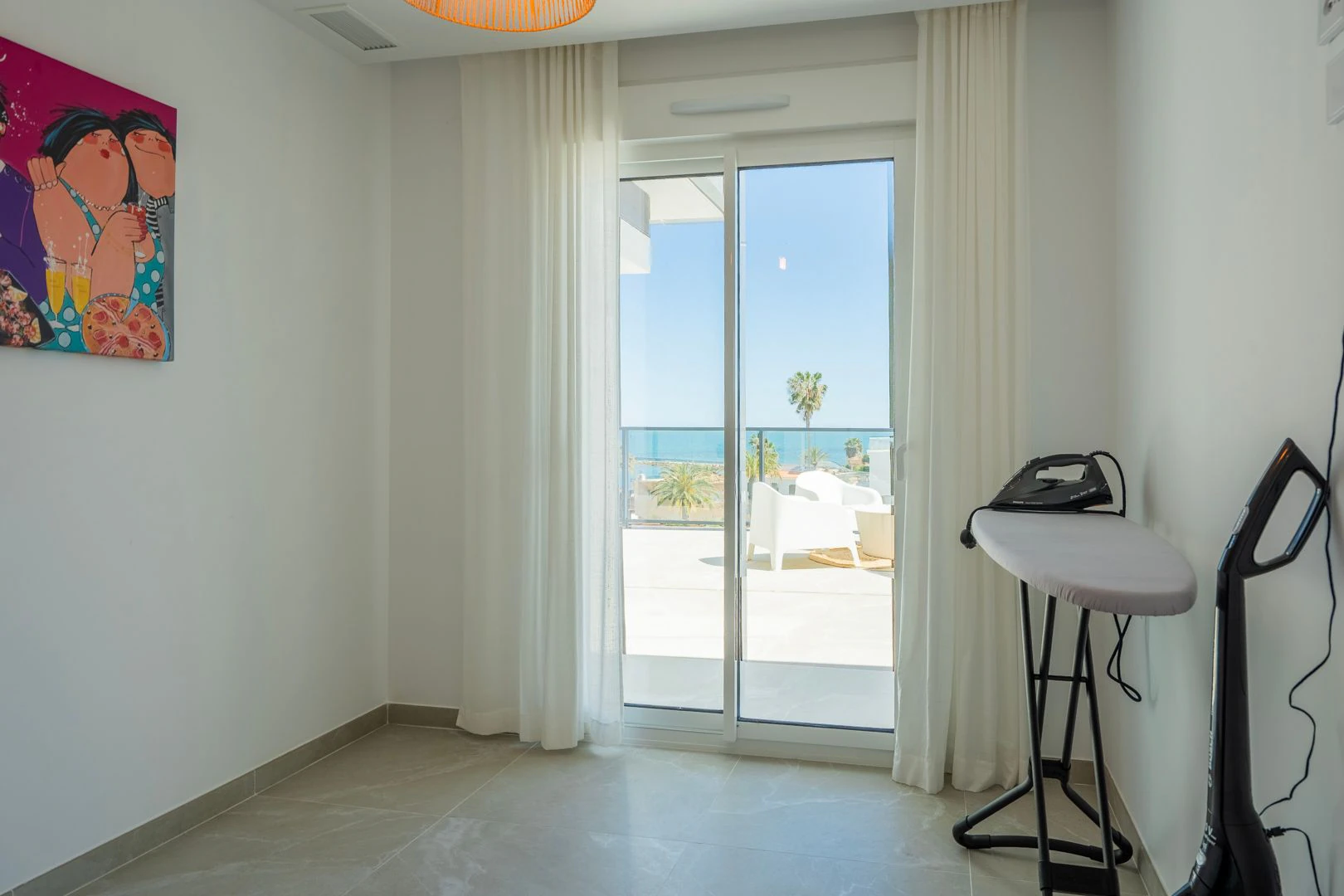 Fantástico ático moderno en primera línea de playa en venta en Denia