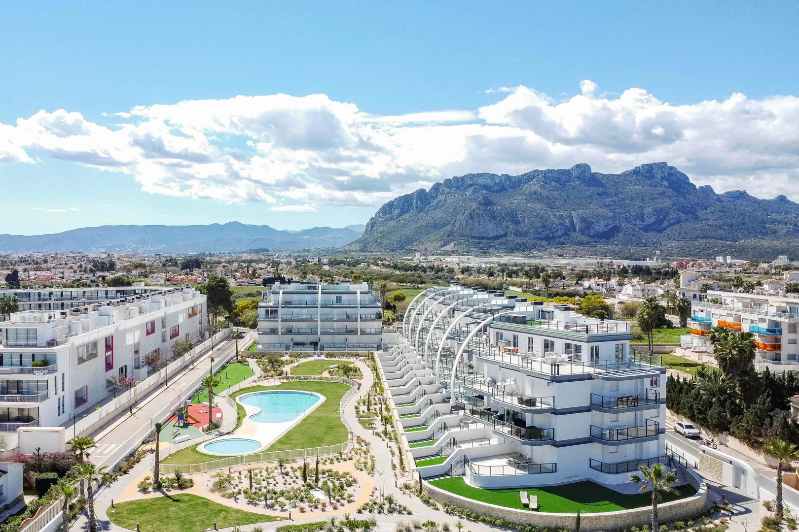 Fantástico ático moderno en primera línea de playa en venta en Denia