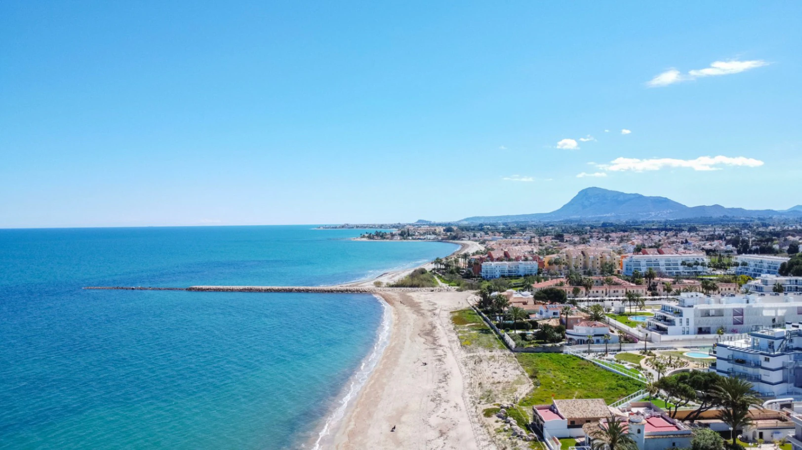 Fantástico ático moderno en primera línea de playa en venta en Denia