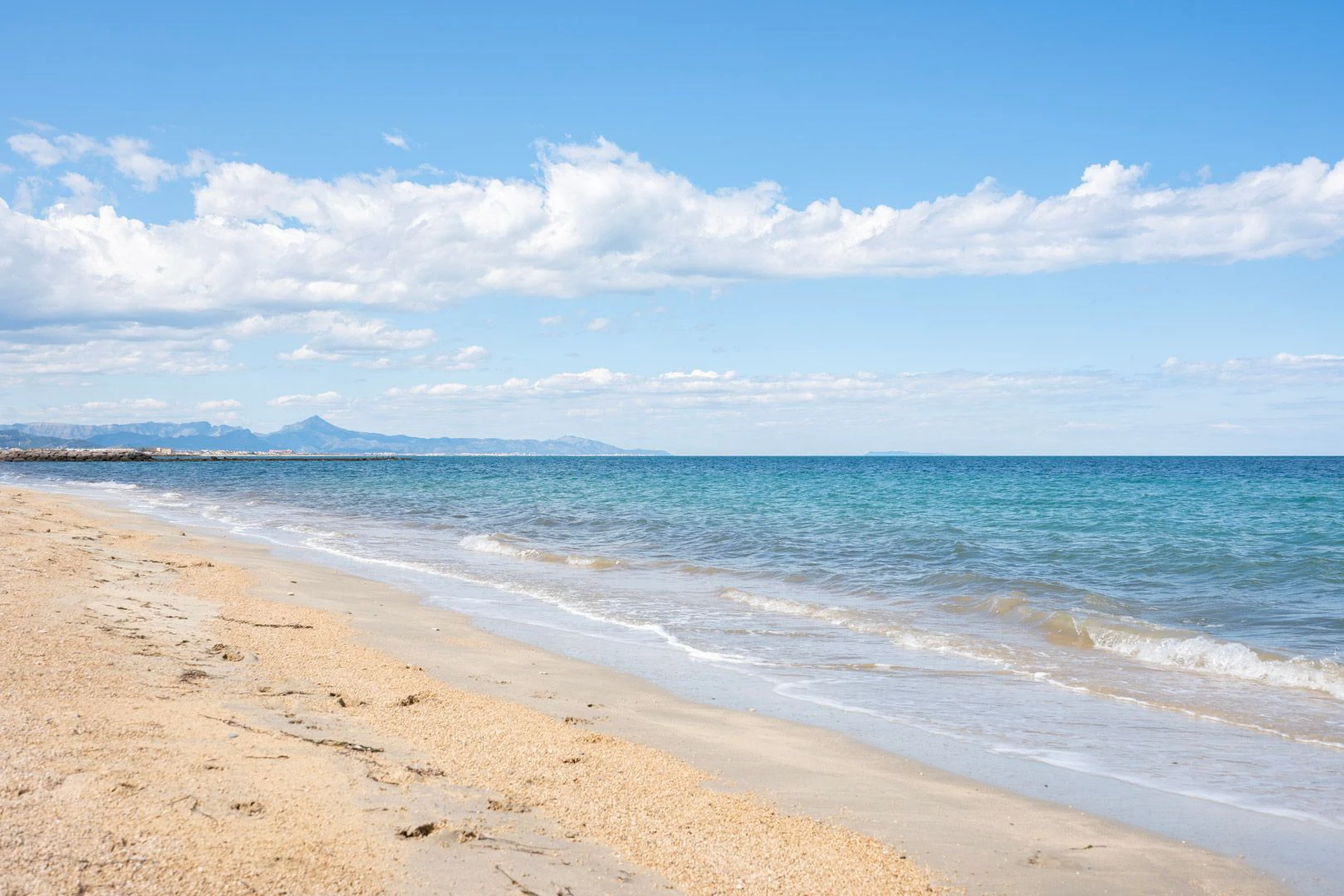 Fantástico ático moderno en primera línea de playa en venta en Denia