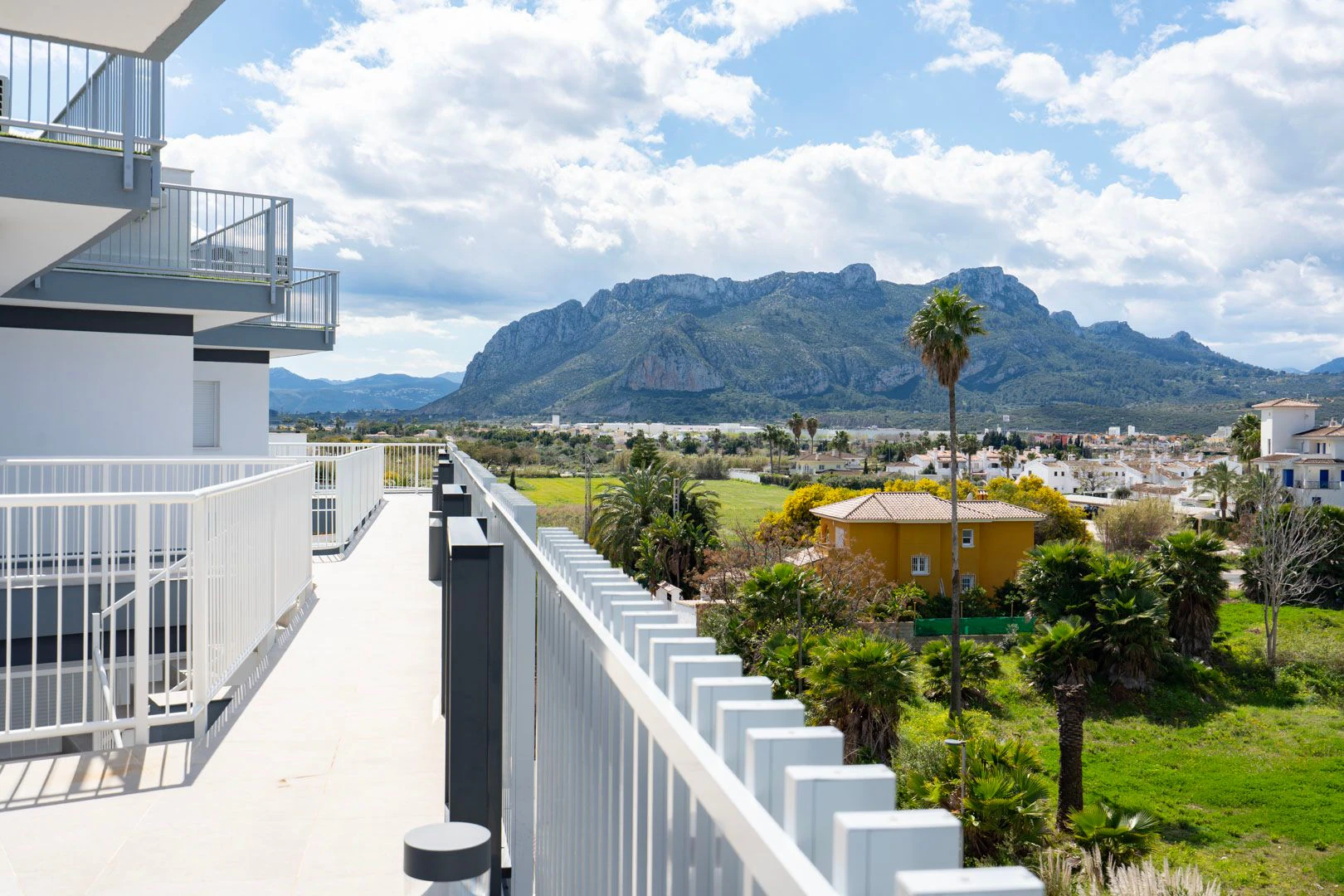 Fantástico ático moderno en primera línea de playa en venta en Denia