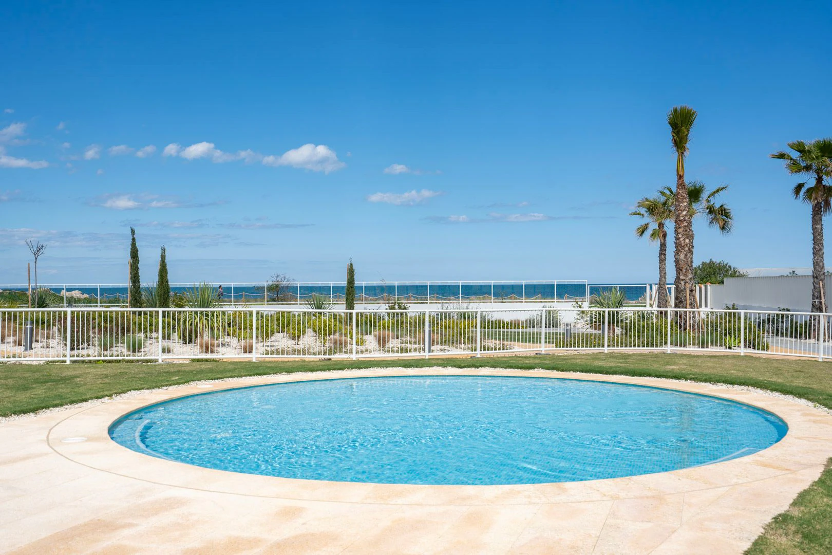 Fantástico ático moderno en primera línea de playa en venta en Denia