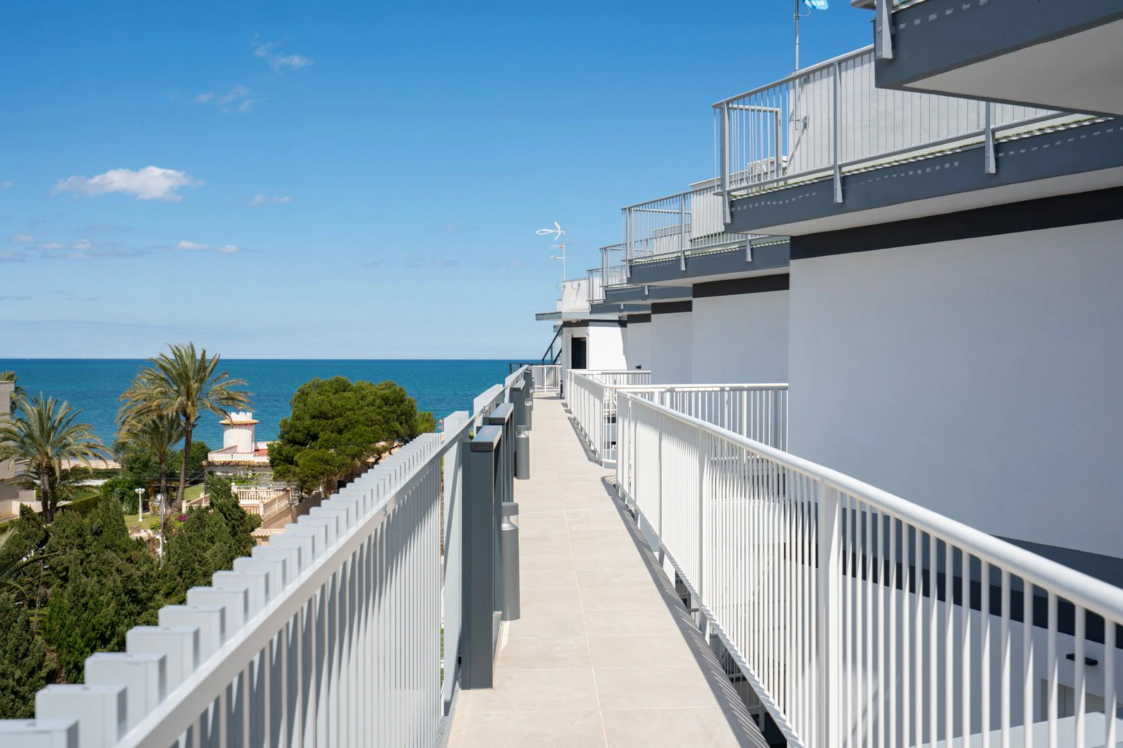 Fantástico ático moderno en primera línea de playa en venta en Denia