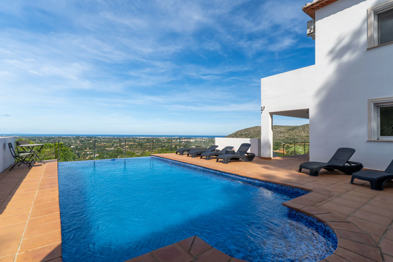 Villa mediterranea con vistas panorámicas al mar a la venta en La Sella, Pedreguer.