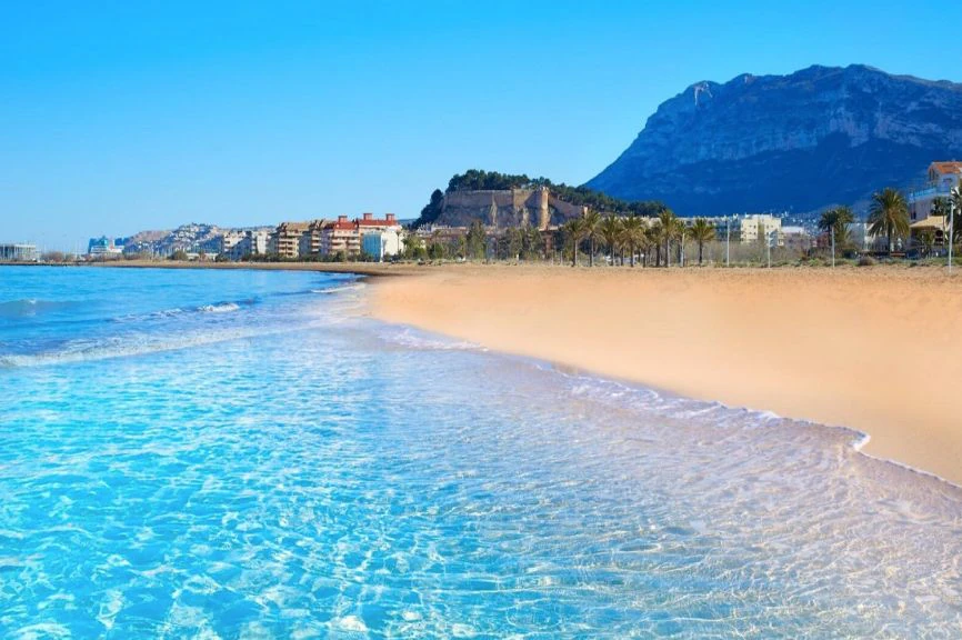 Exclusiva planta baja a pocos metros de la playa en venta en Denia