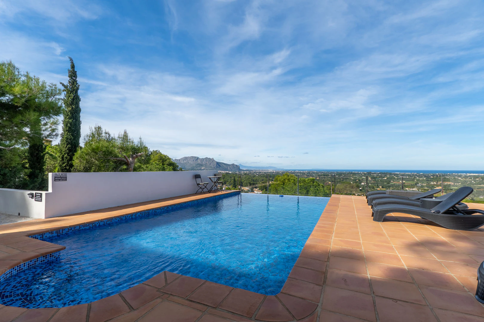 Villa mediterranea con vistas panorámicas al mar a la venta en La Sella, Pedreguer.