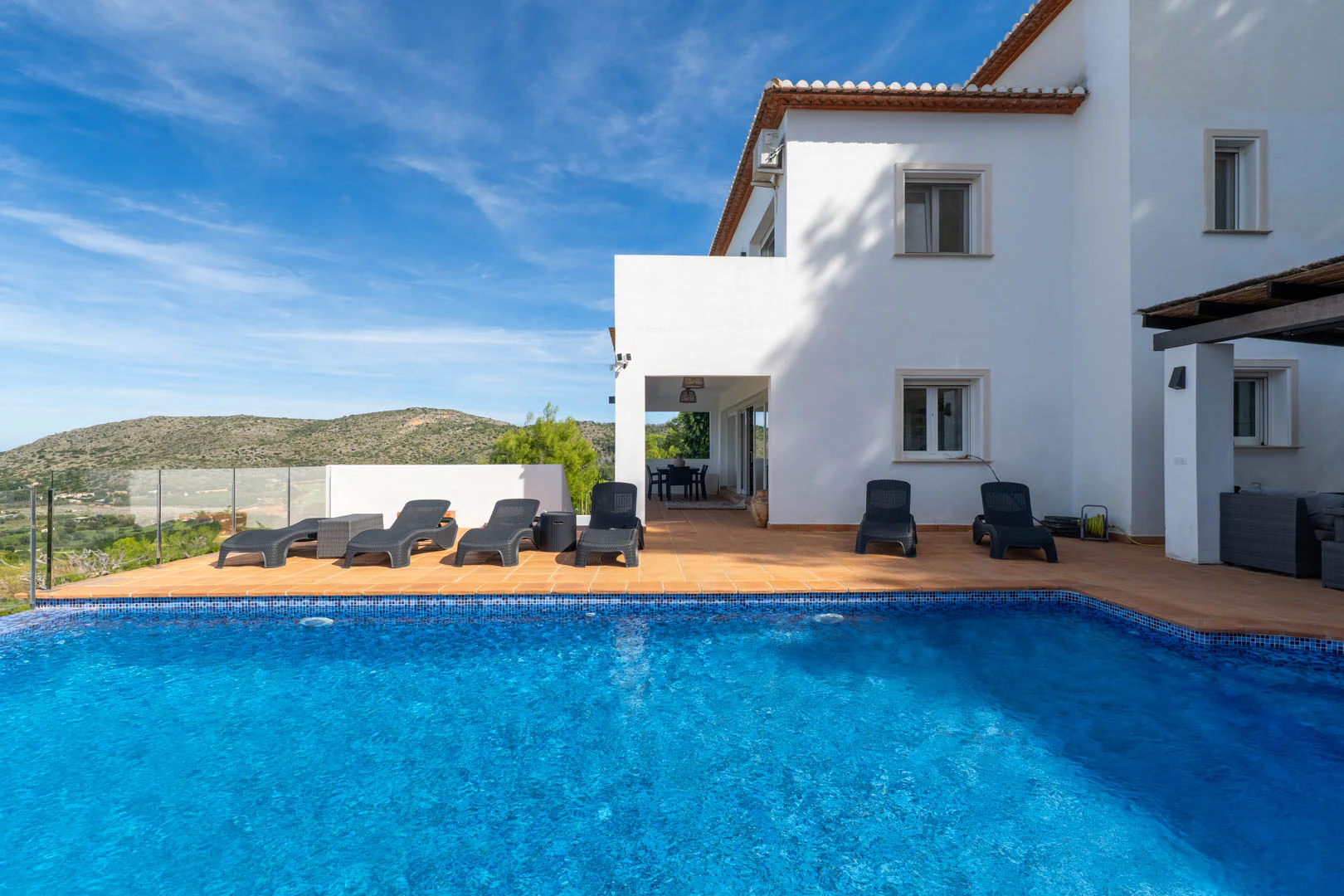 Villa mediterranea con vistas panorámicas al mar a la venta en La Sella, Pedreguer.