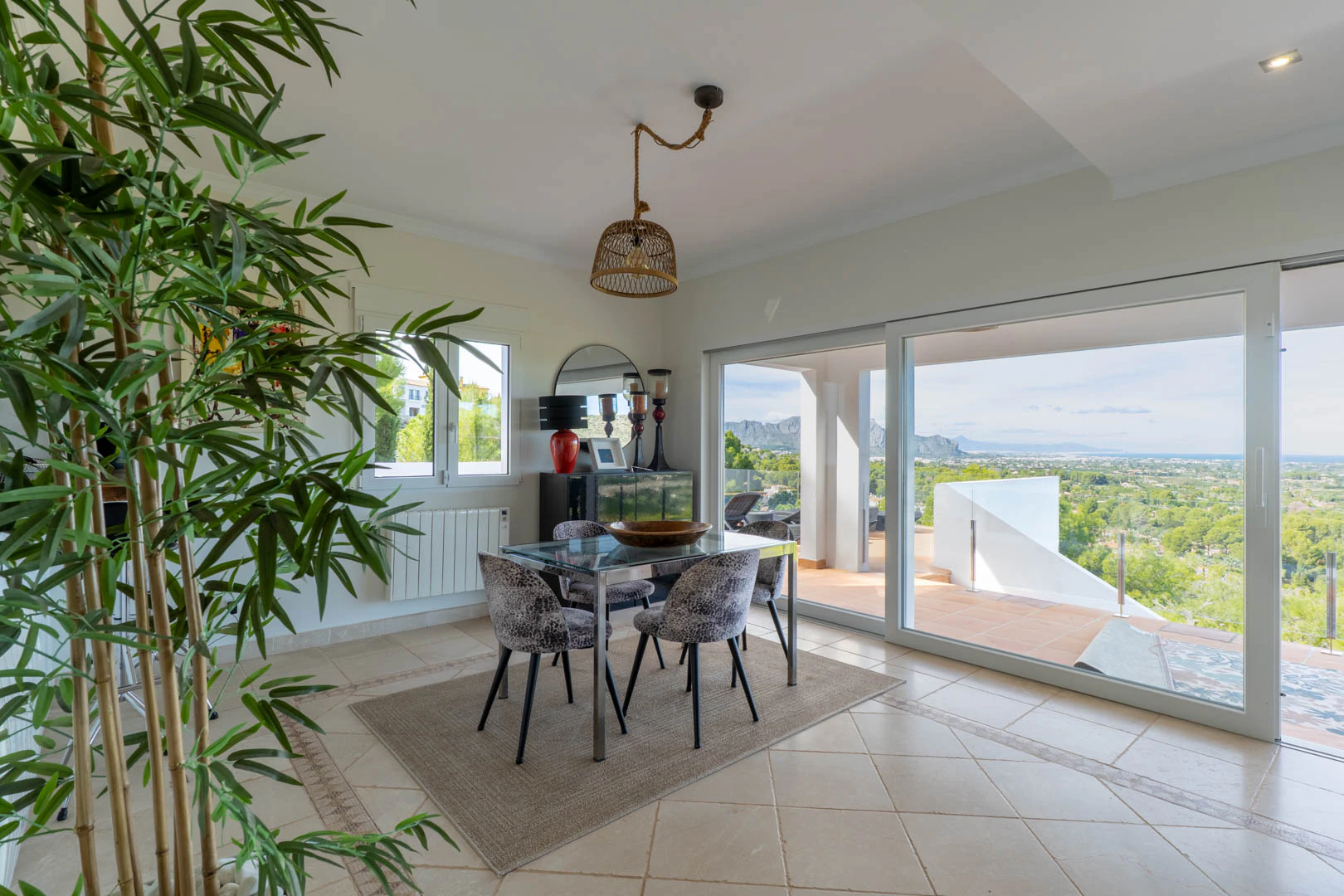 Villa mediterranea con vistas panorámicas al mar a la venta en La Sella, Pedreguer.