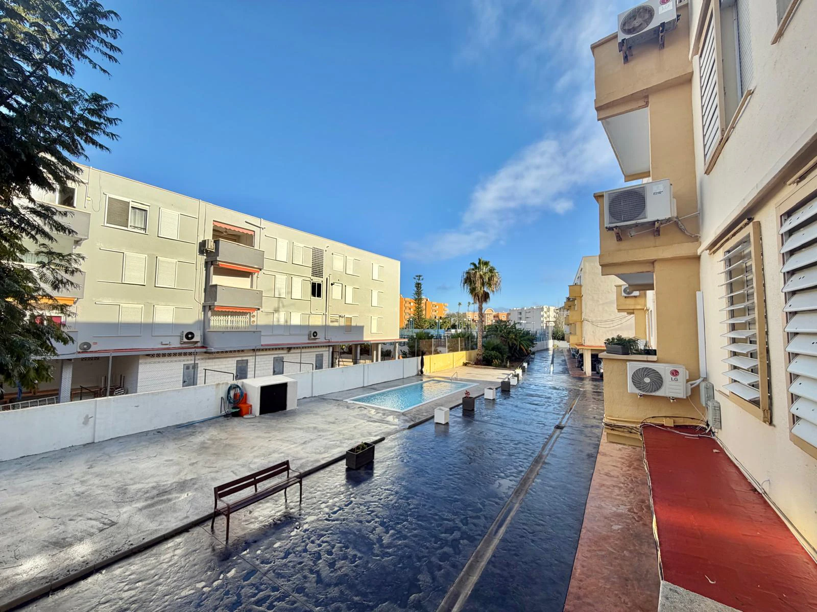 Acogedor piso con terraza y piscina comunitaria - 5