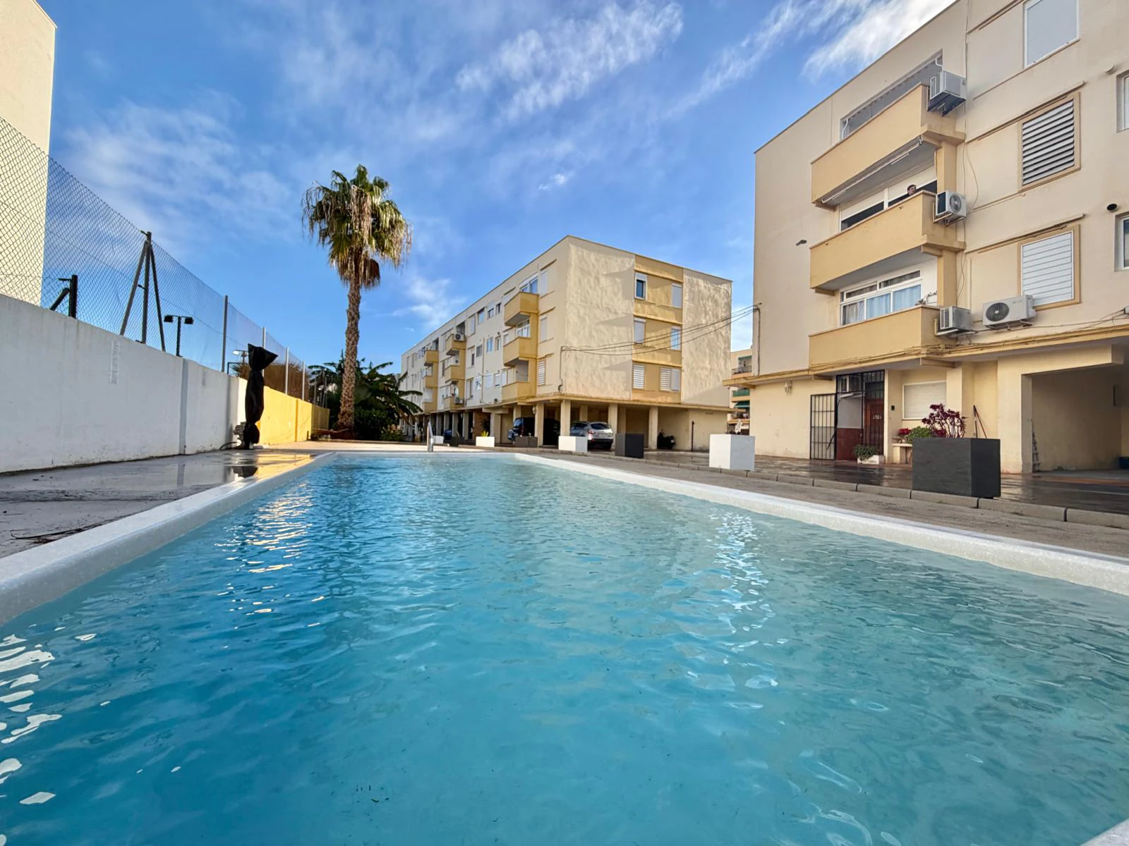 Acogedor piso con terraza y piscina comunitaria - 2