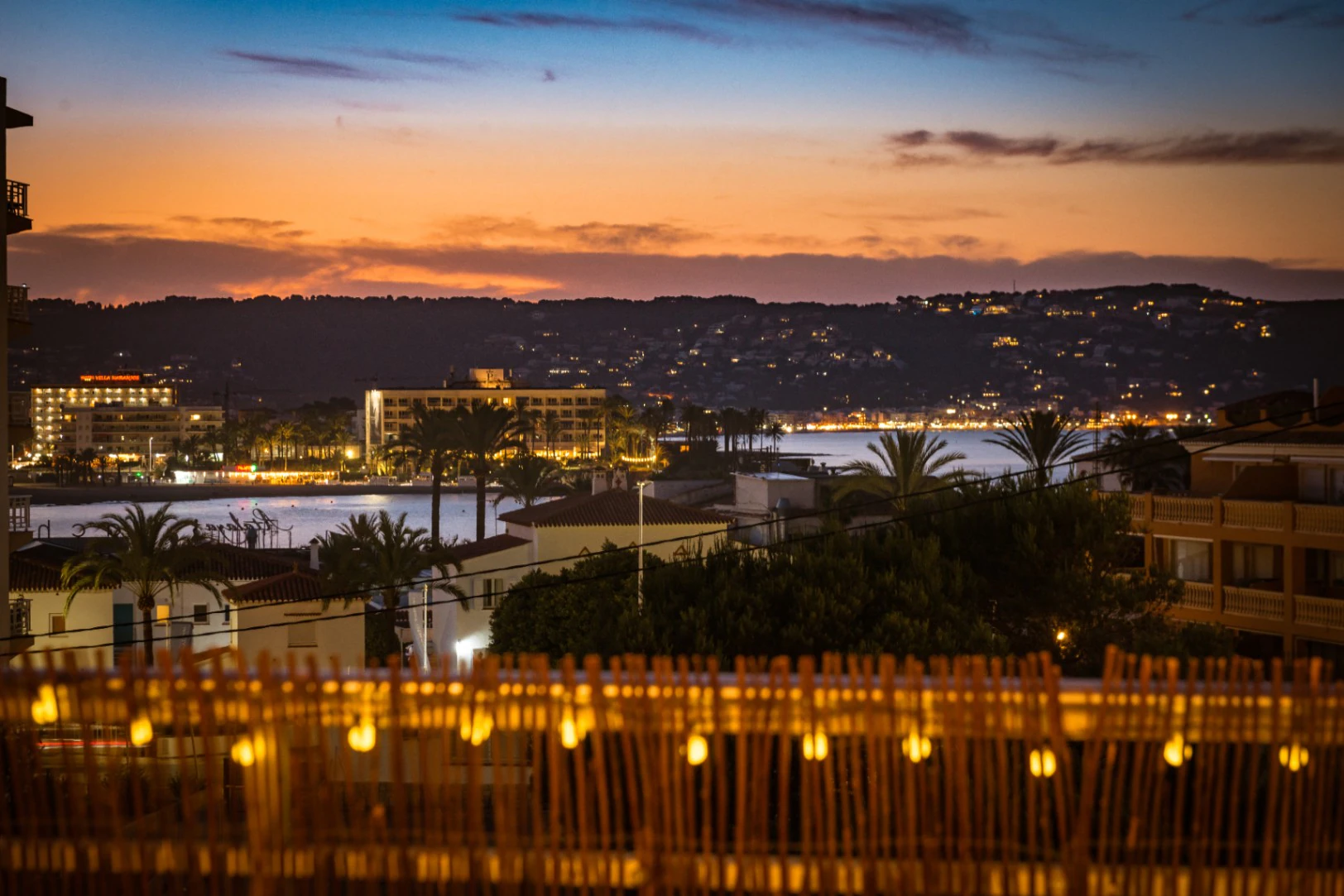 Piso de 2 dormitorios en venta en Javea con vistas al mar a 100 metros de la playa