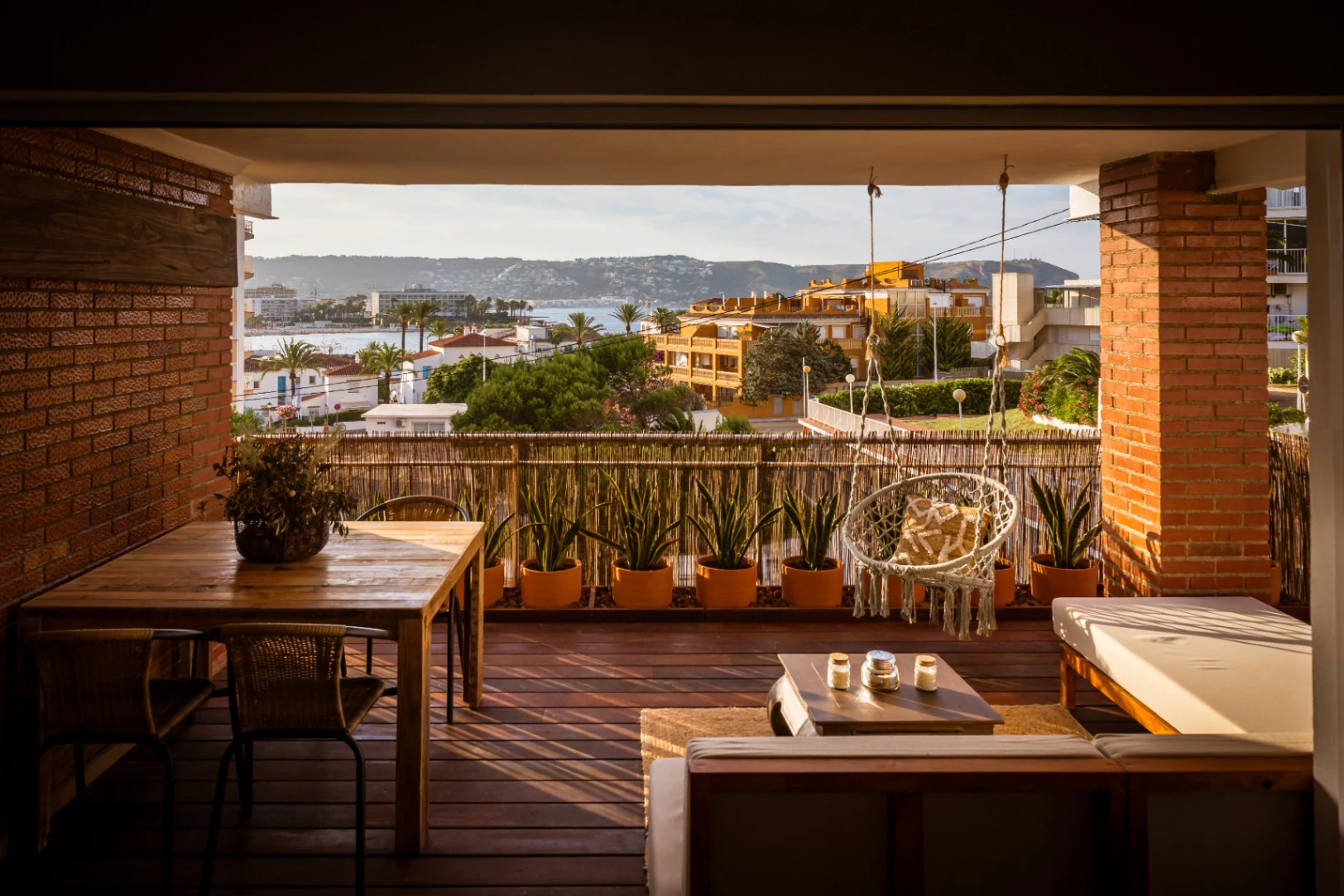 Piso de 2 dormitorios en venta en Javea con vistas al mar a 100 metros de la playa