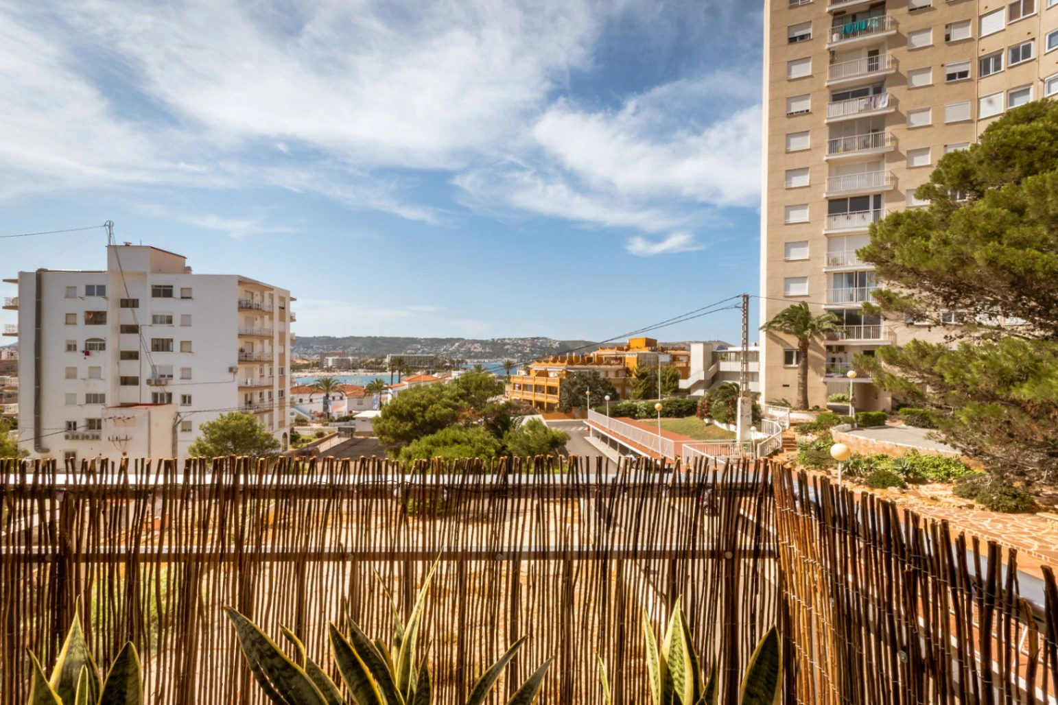 AR7117 - Piso de 2 dormitorios en venta en Javea con vistas al mar a 100 metros de la playa