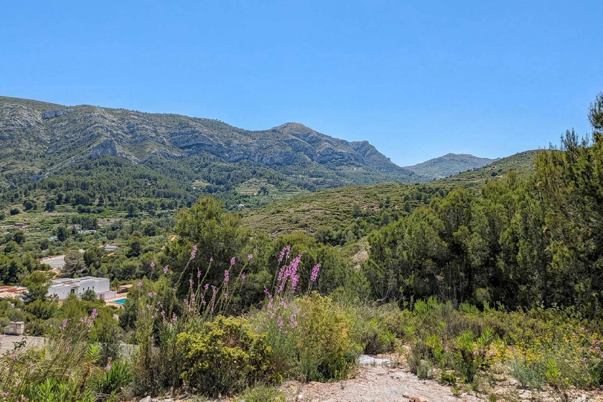 Villa ibicenca de obra nueva con vistas panorámicas en Pedreguer