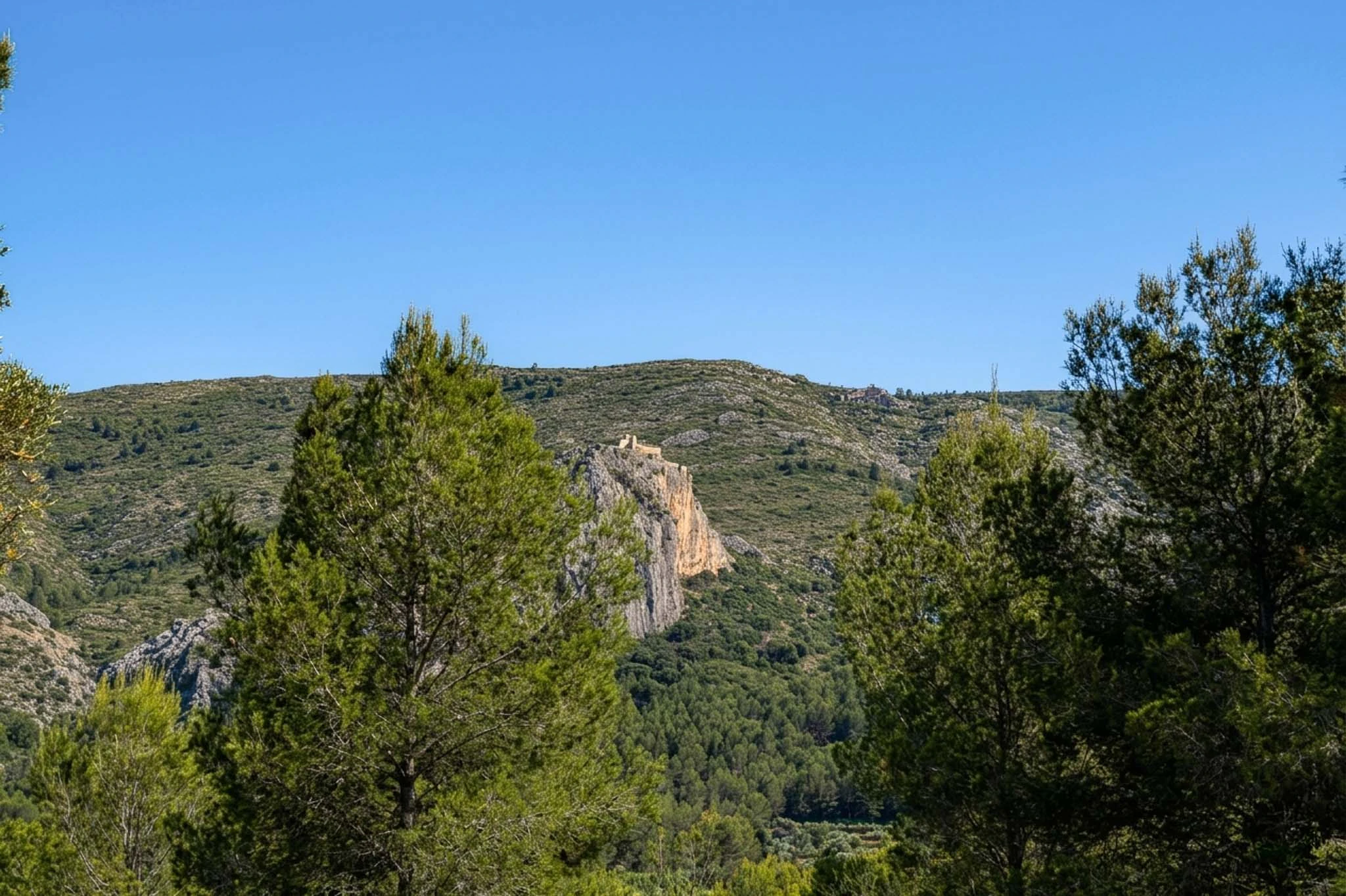 Villa ibicenca de obra nueva con vistas panorámicas en Pedreguer
