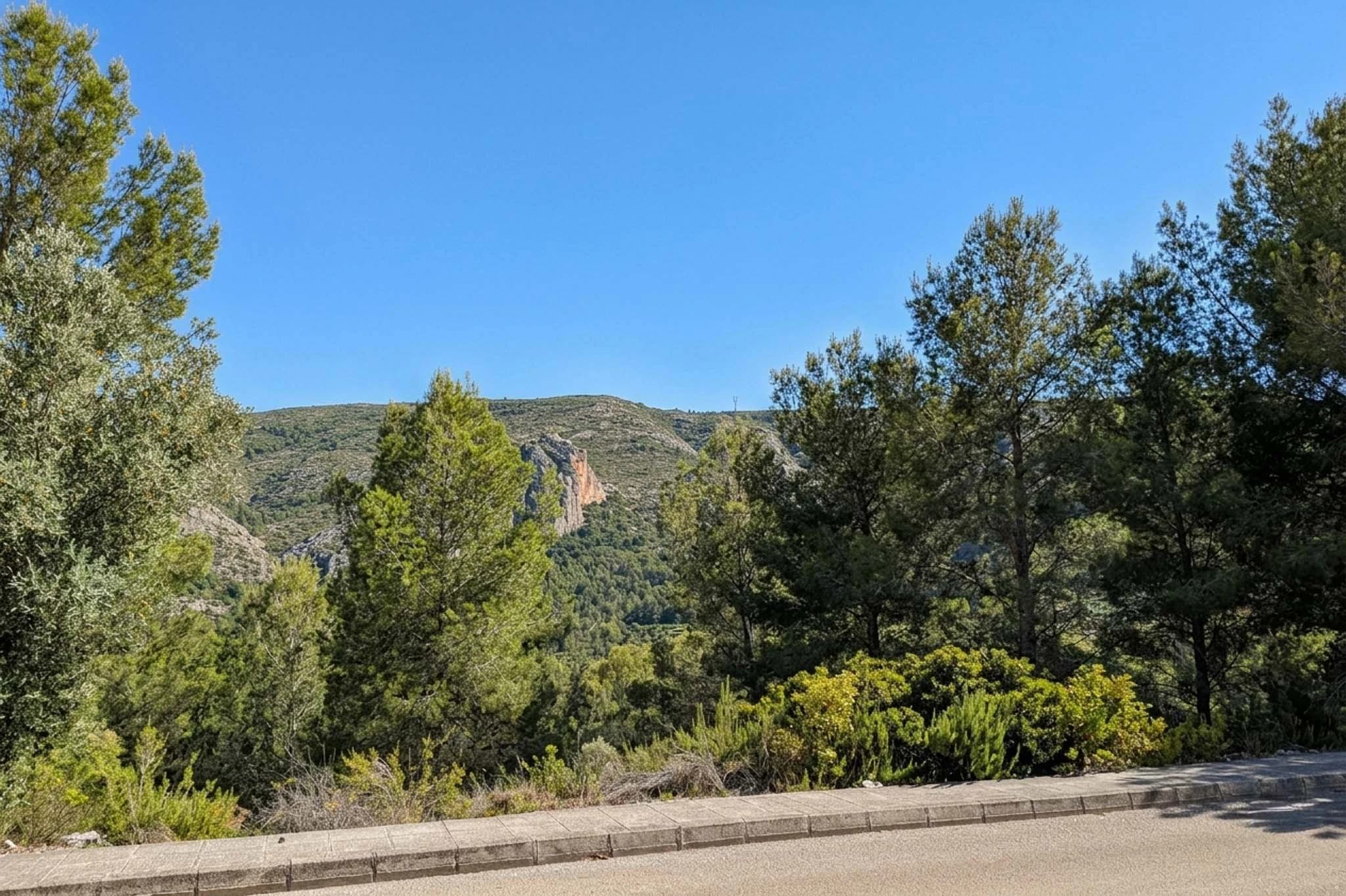 Villa ibicenca de obra nueva con vistas panorámicas en Pedreguer