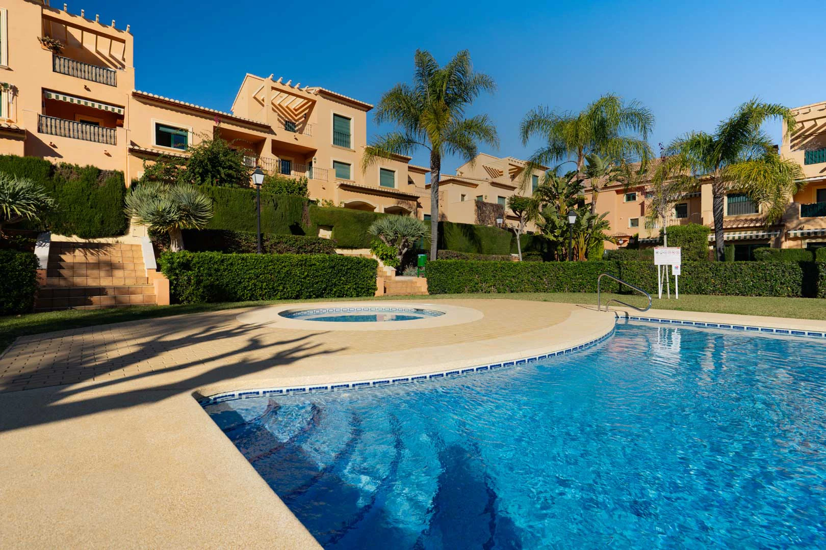 Appartement dans un complexe résidentiel avec piscine à vendre au port