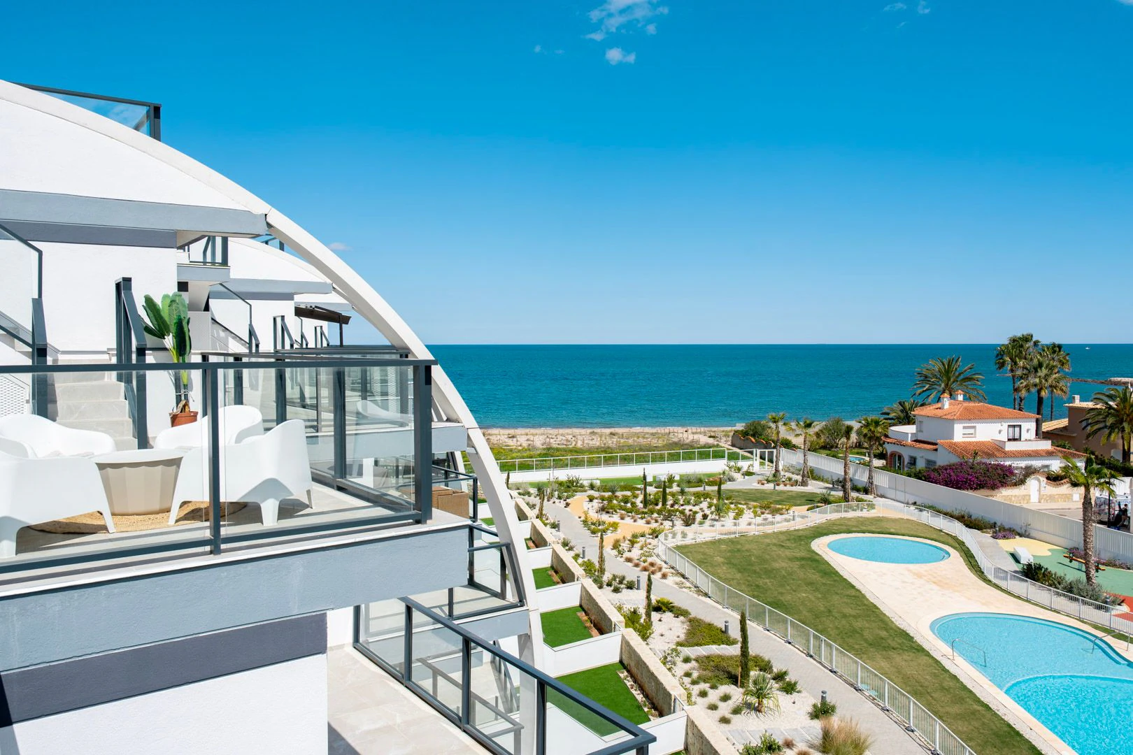 AR55147 - Fantástico ático moderno en primera línea de playa en venta en Denia