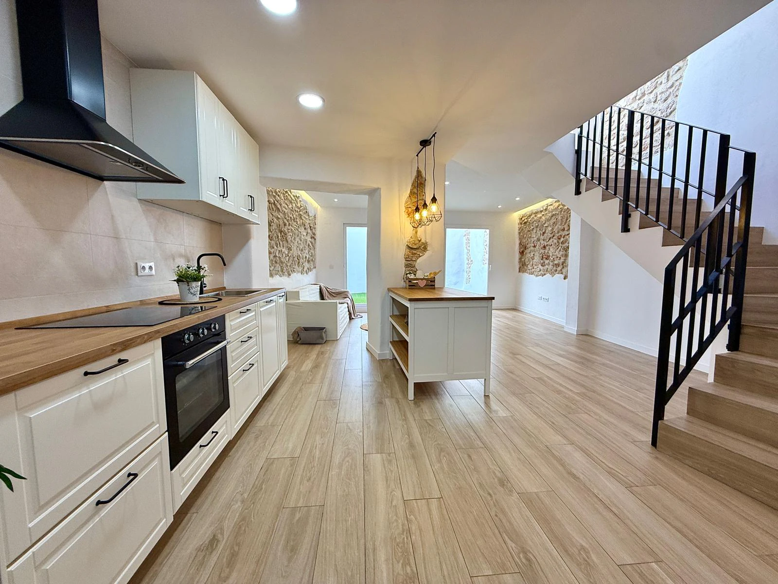 Casa de pueblo con tres dormitorios, uno de ellos en planta baja, completamente reformada con un estilo rustico-moderno - 5