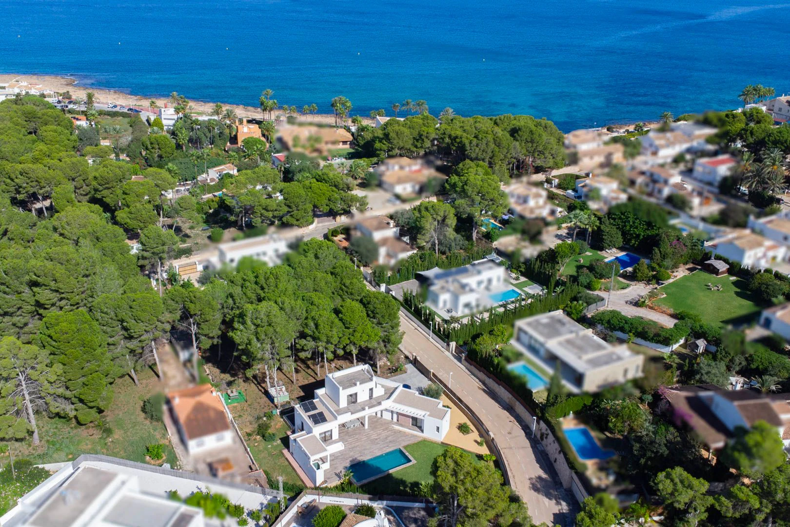 Exclusiva villa moderna con piscina junto a la playa de Cala Blanca