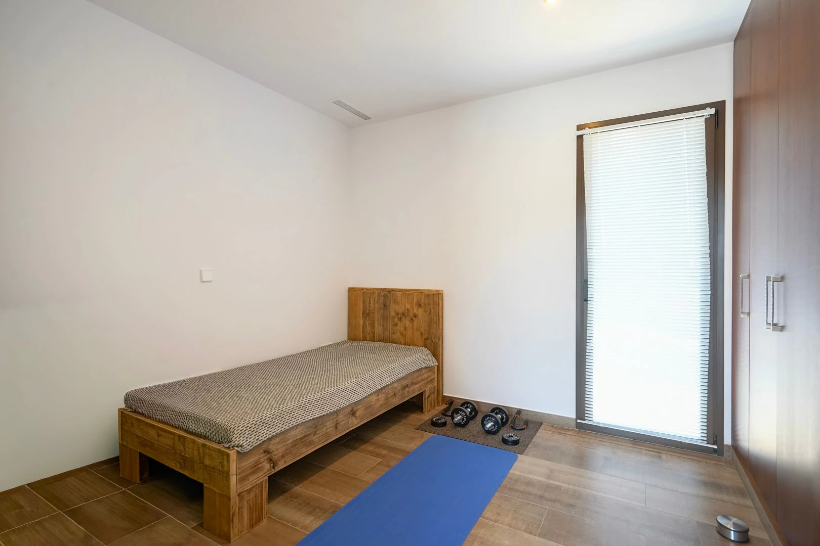 Exclusiva villa moderna con piscina junto a la playa de Cala Blanca