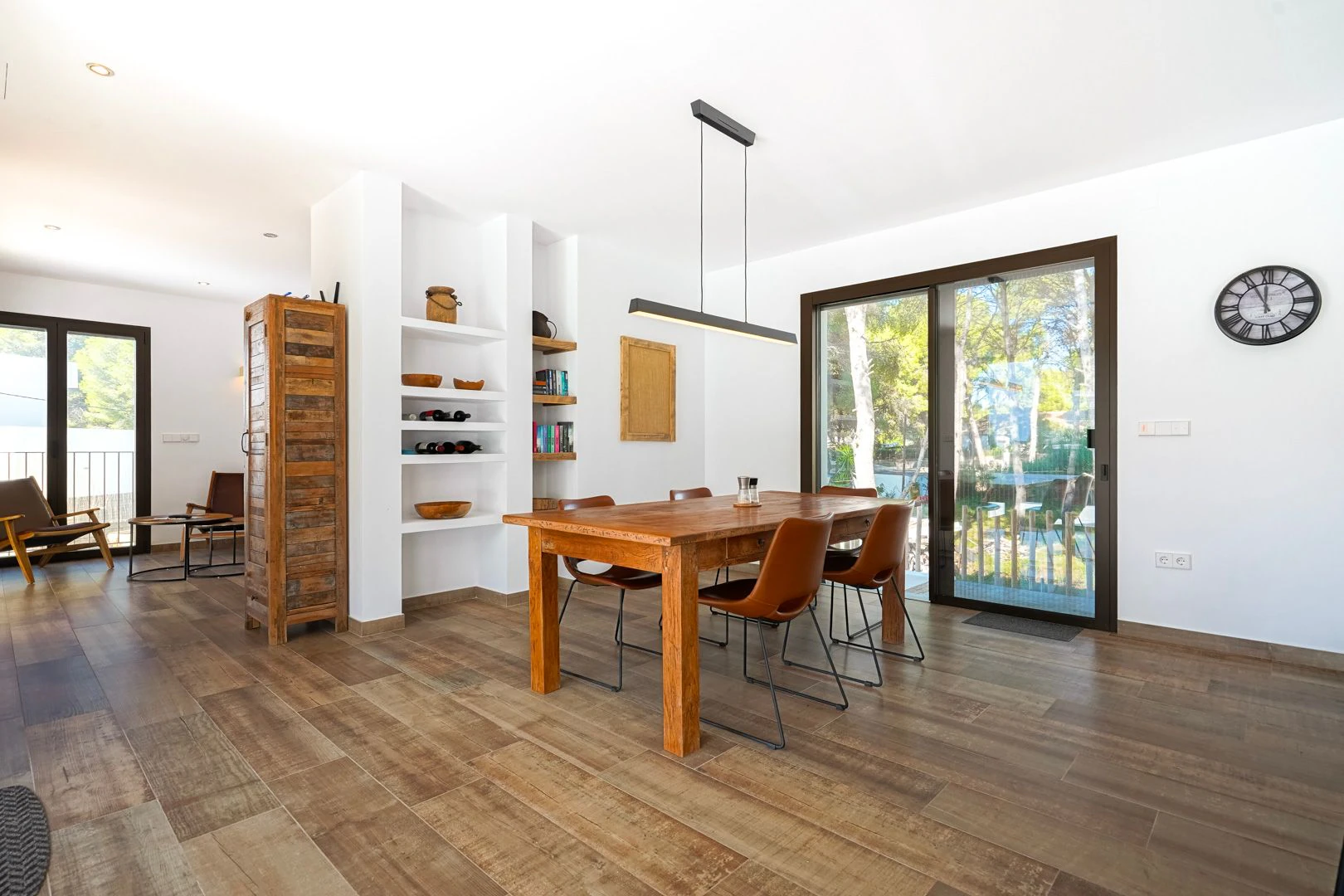 Exclusiva villa moderna con piscina junto a la playa de Cala Blanca