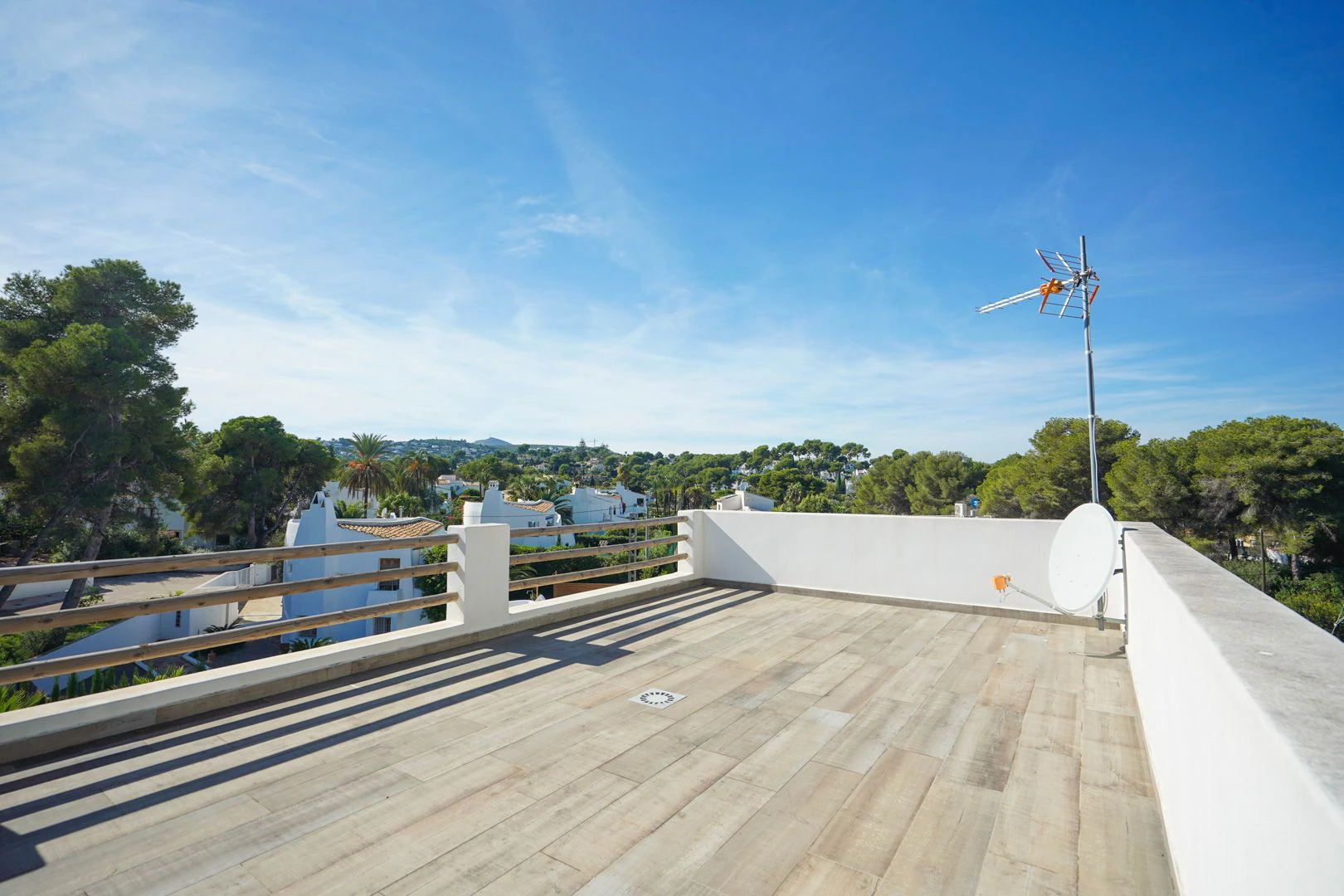 Exclusiva villa moderna con piscina junto a la playa de Cala Blanca