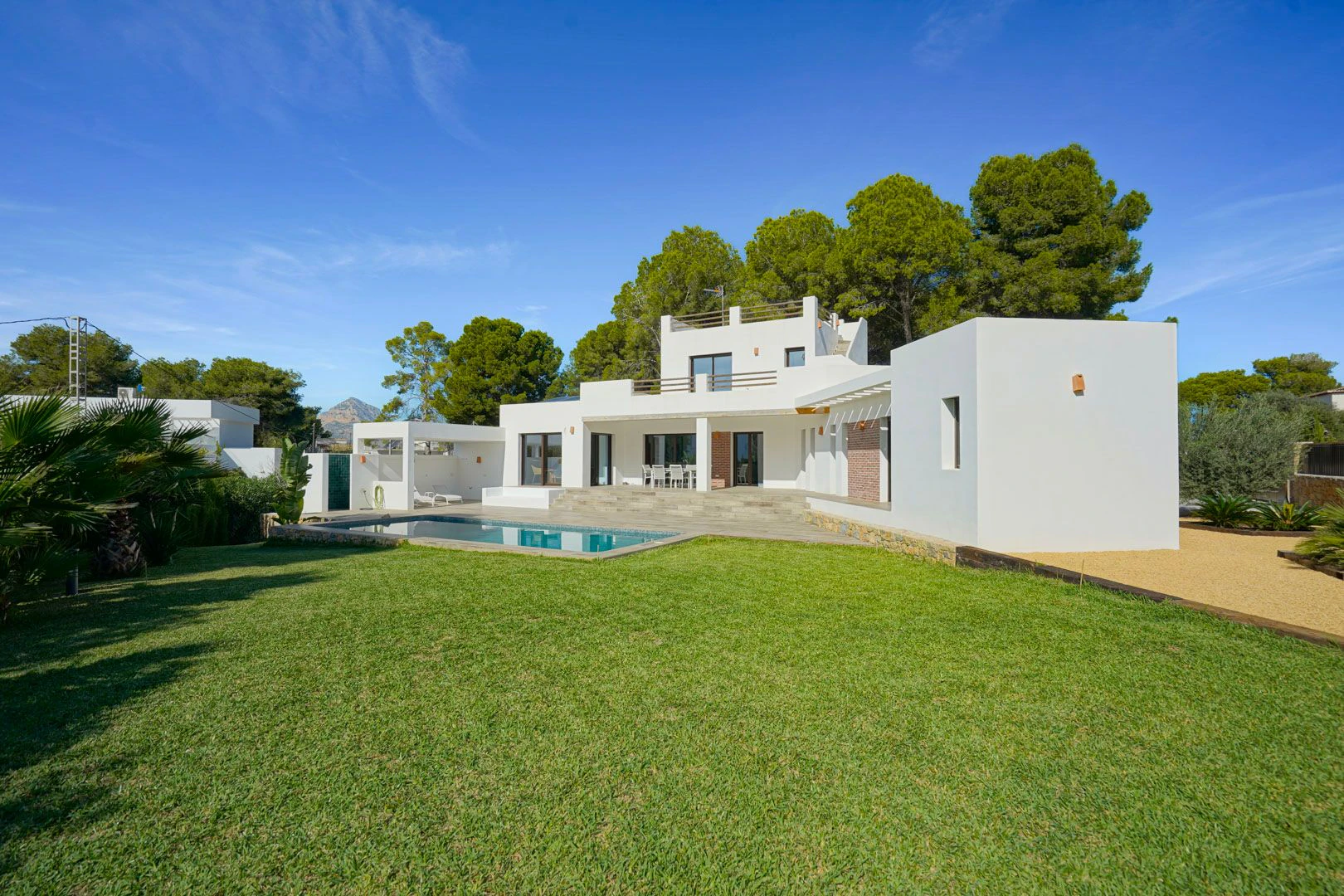 Exclusiva villa moderna con piscina junto a la playa de Cala Blanca