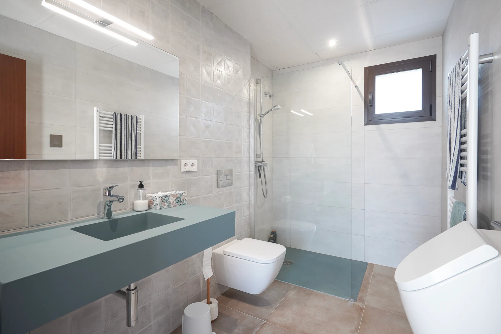 Exclusiva villa moderna con piscina junto a la playa de Cala Blanca