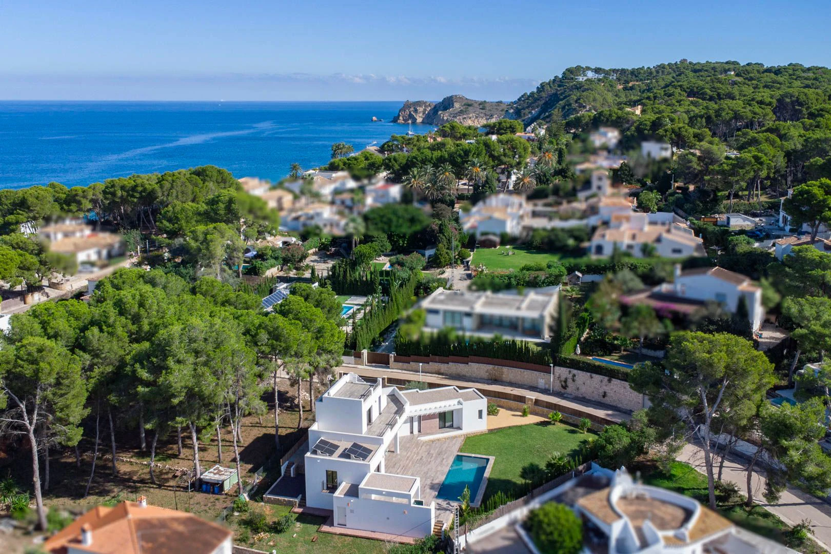 Exclusiva villa moderna con piscina junto a la playa de Cala Blanca